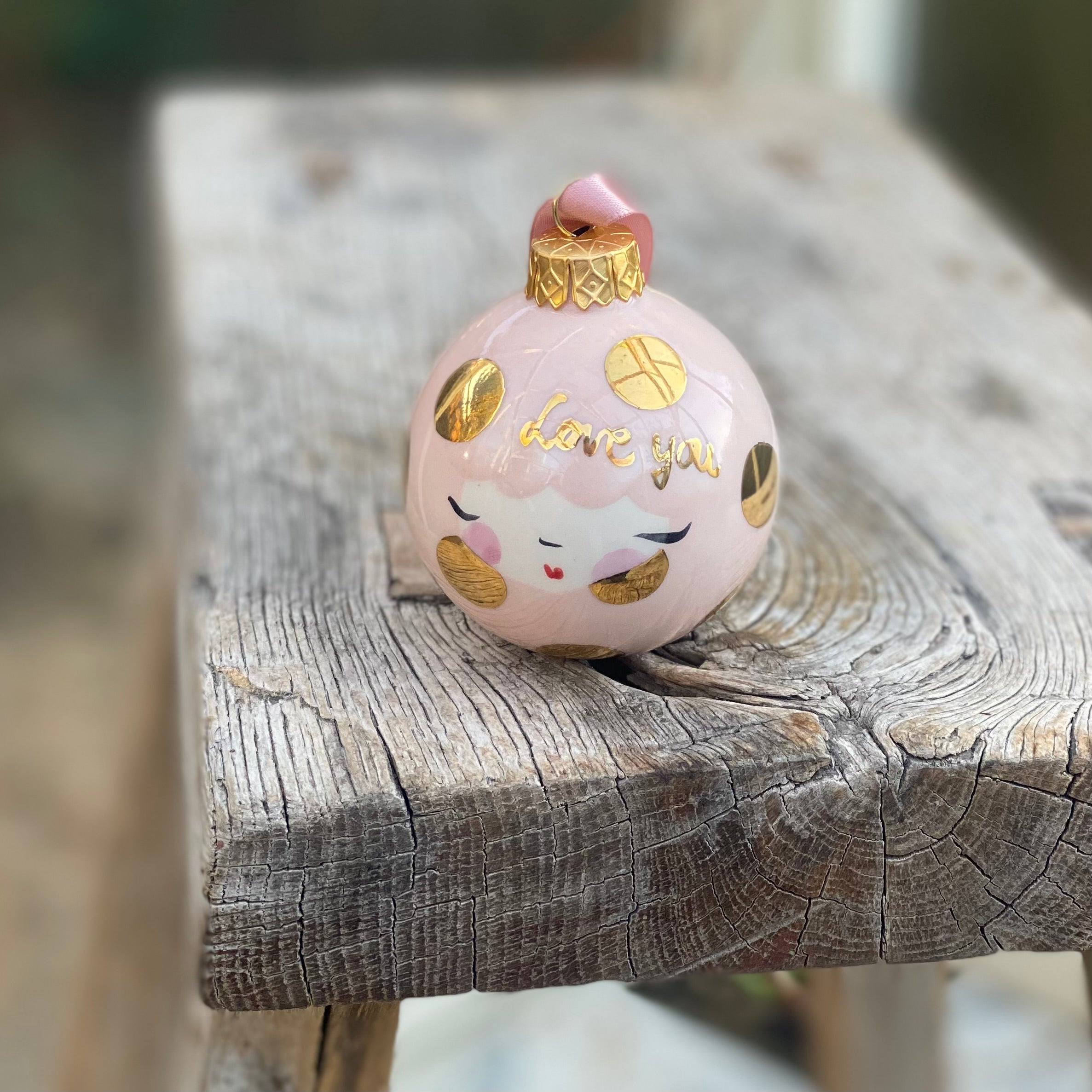 Julekugle med tekst, Love you - lyserød med gulddetaljer