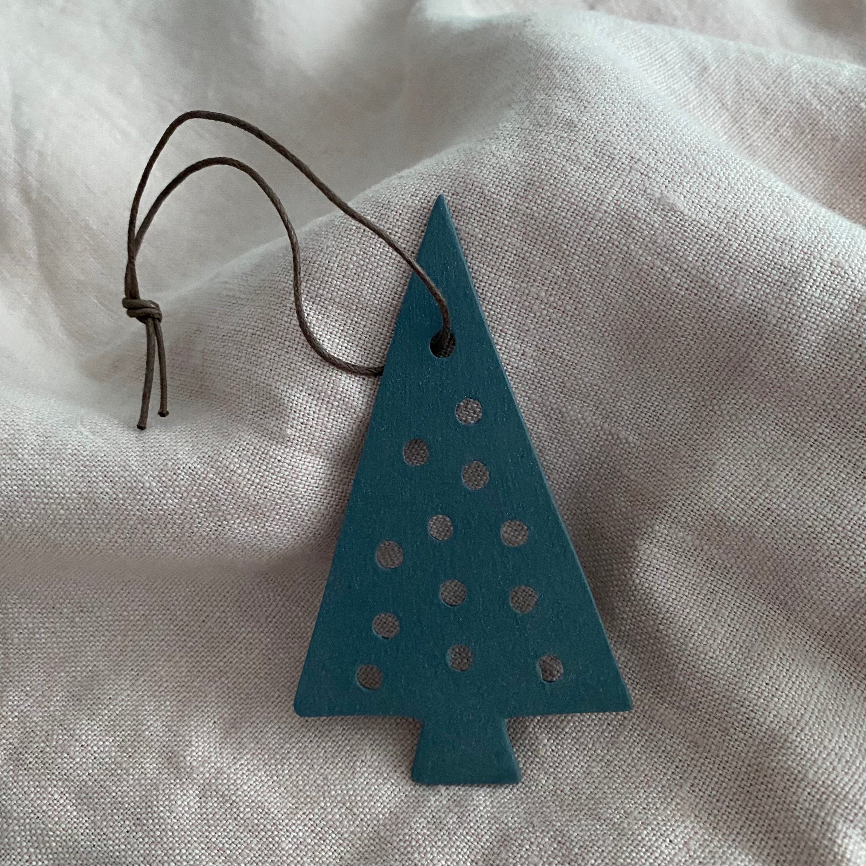 Helle Gram juletræ - mørk blågrå
