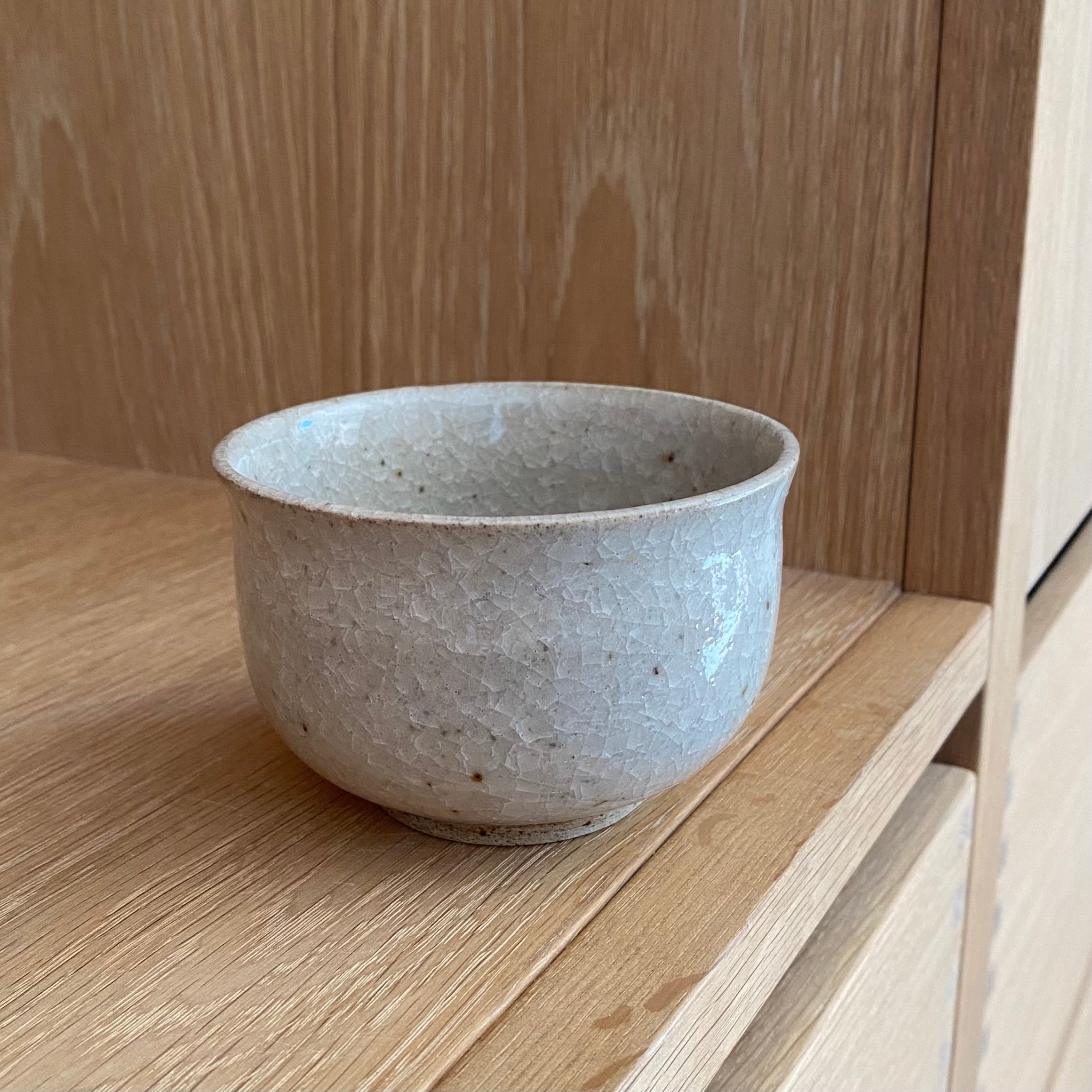 Håndlavet keramikkop med crackle glasur i creme – dansk keramik fra Blacksmith Ceramics