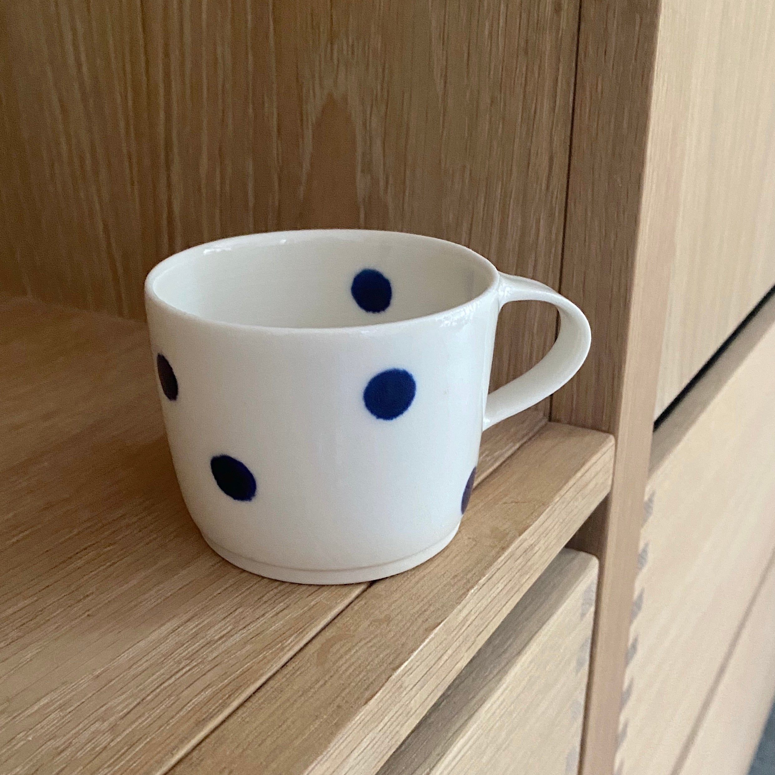 Ann-Louise Roman flat white cup with handle - large blue dots