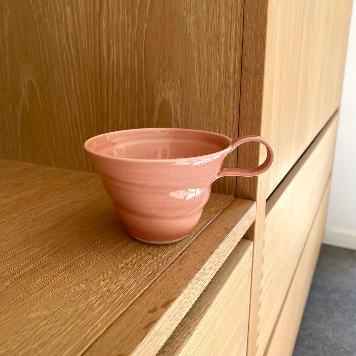 Hånddrejet porcelæn spiralkop med hank rosa glasur – dansk keramik af Rikke Mangelsen hos unika-k.dk