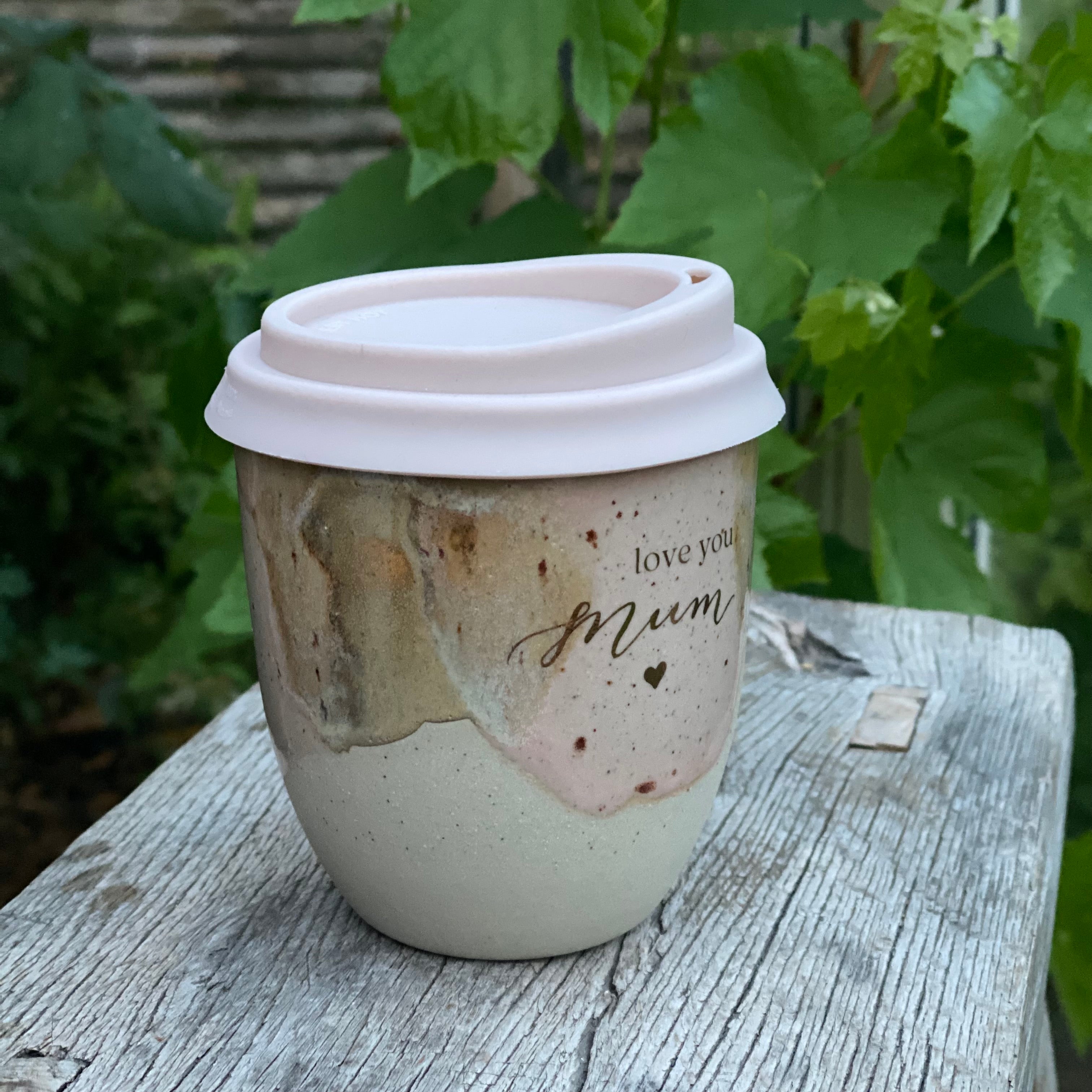 To-go kop Love you Mum med silikone låg – håndlavet keramik Kim Wallace