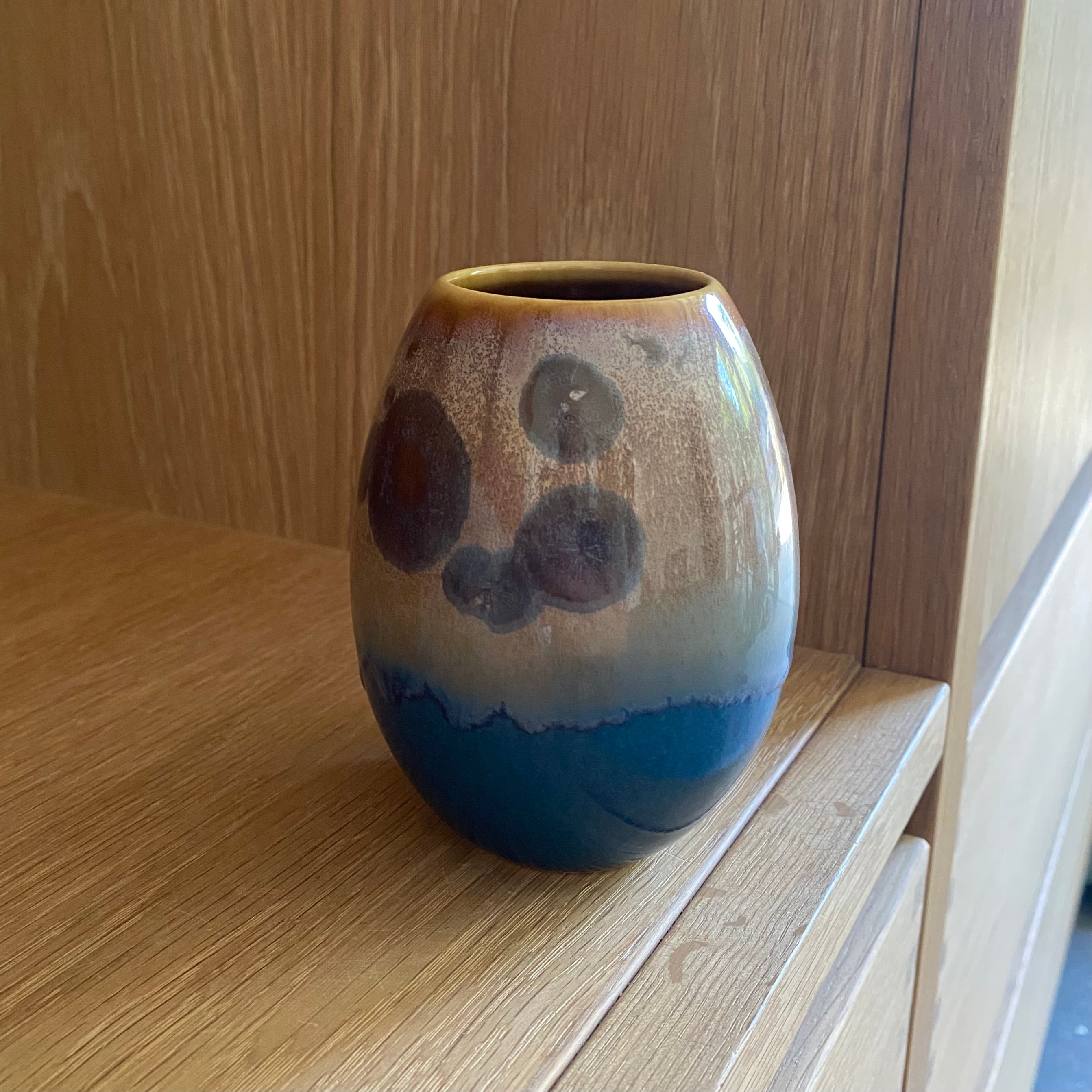 Keramikvase Crystal vase i blå og gyldenbrun krystalglasur – håndlavet porcelæn fra Wauw Design