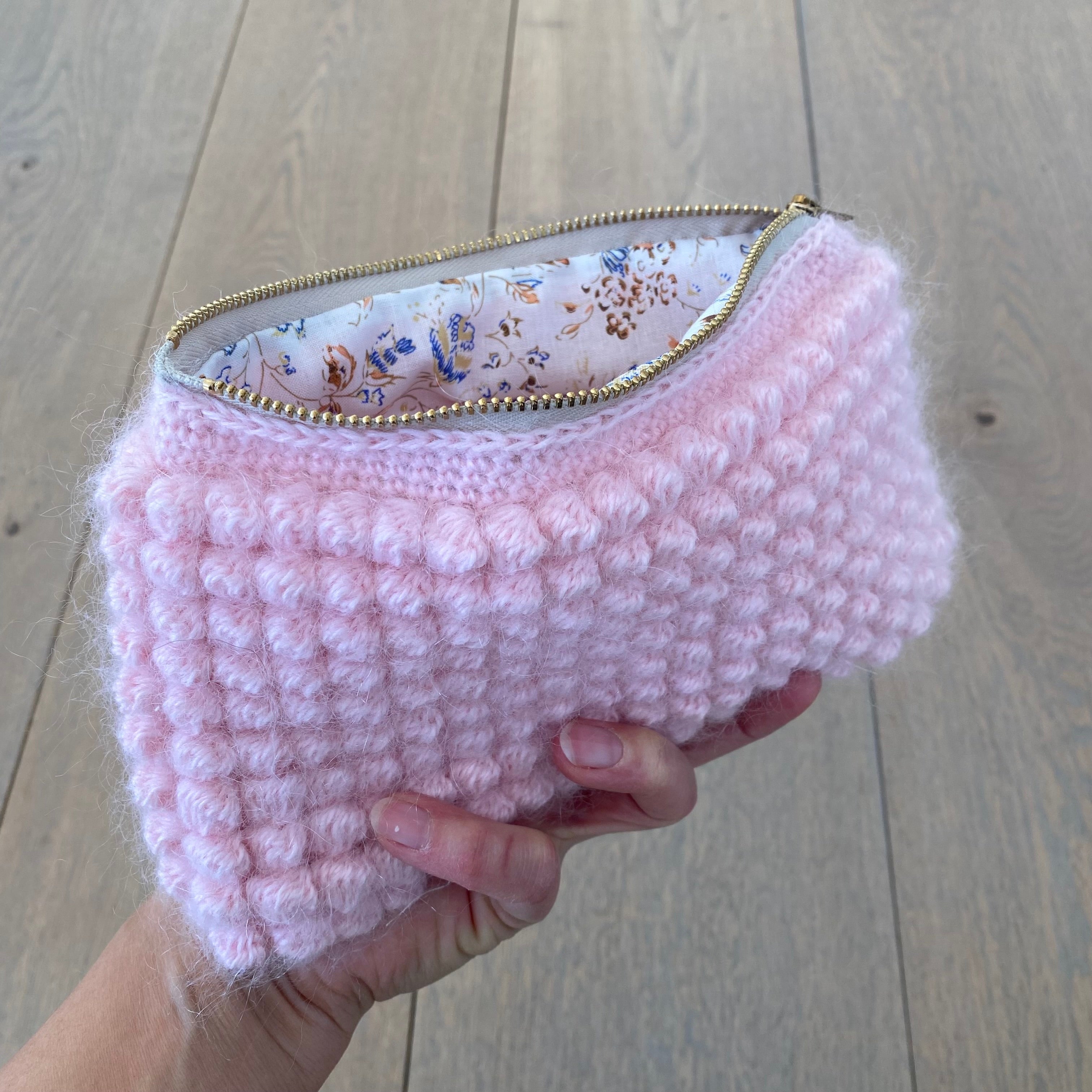 Håndhæklet lyserød clutch M i bobledesign – Marie – større model