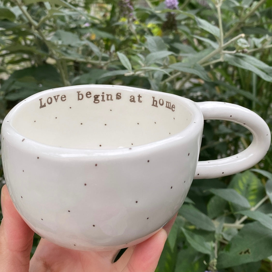 Håndlavet kop med hank og tekst - Love begins at home - personlig gave