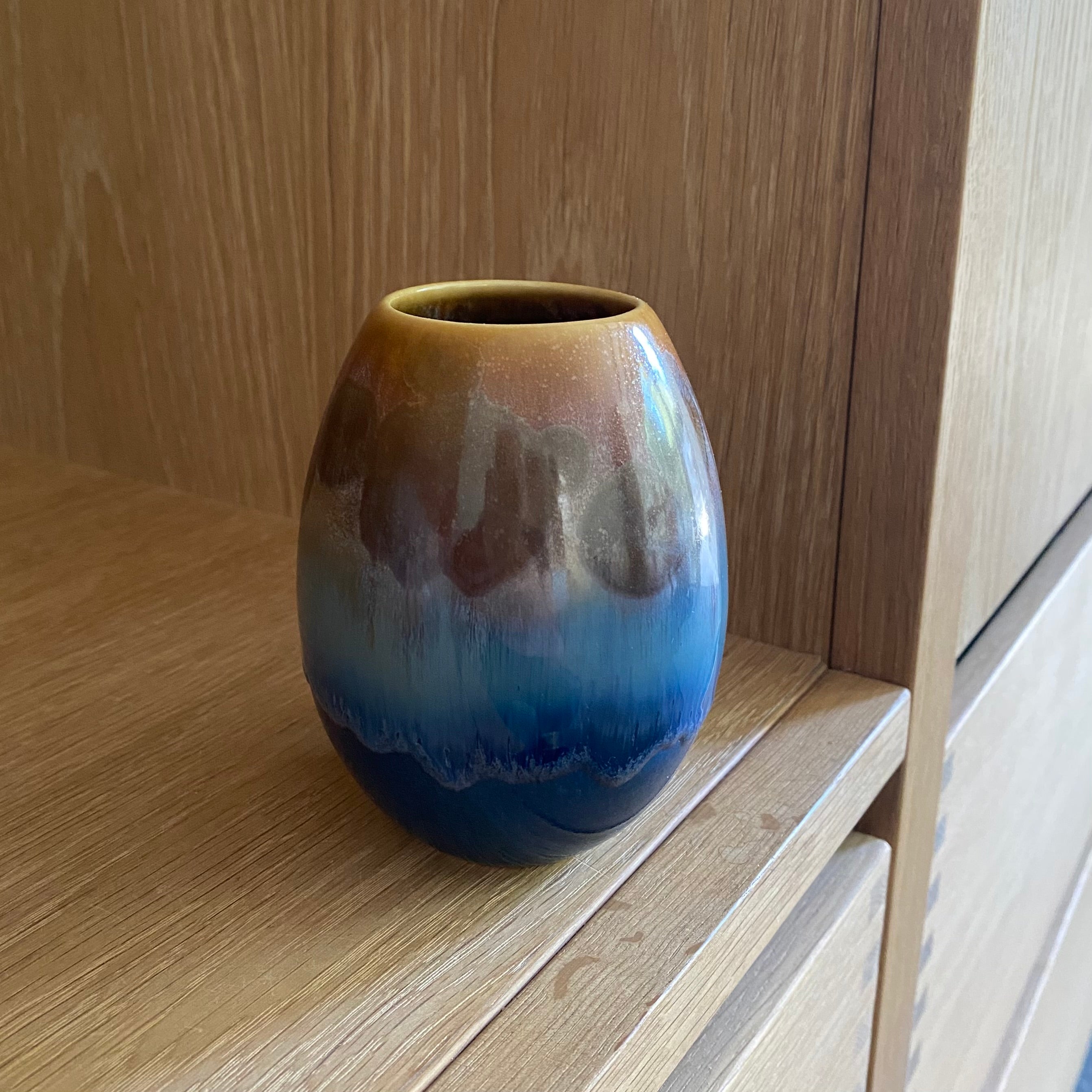 Nærbillede af krystalglasur på Crystal vase i blå og gyldenbrun – håndlavet keramik fra Wauw Design