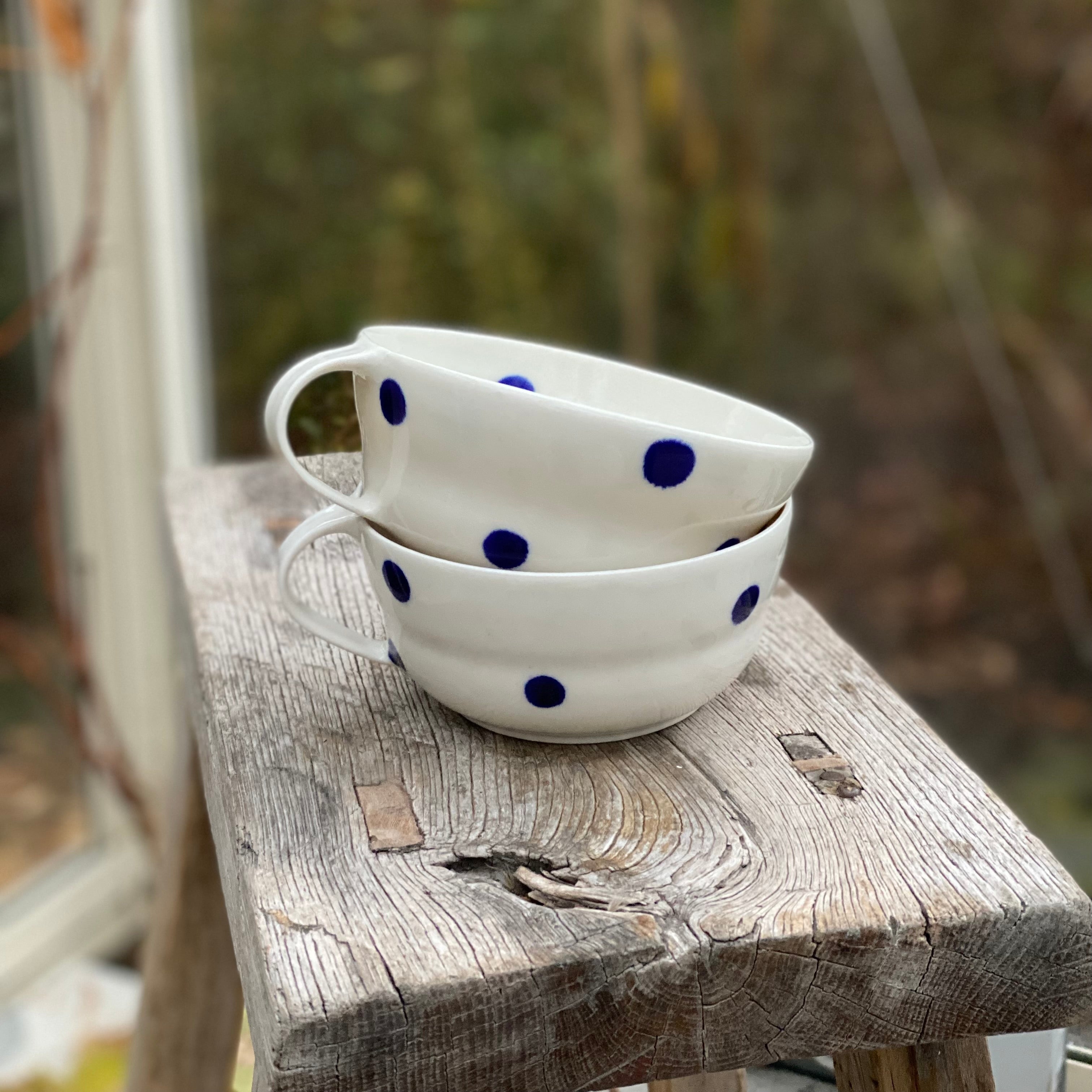 Tekop med hank – blå store prikker – håndlavet keramik