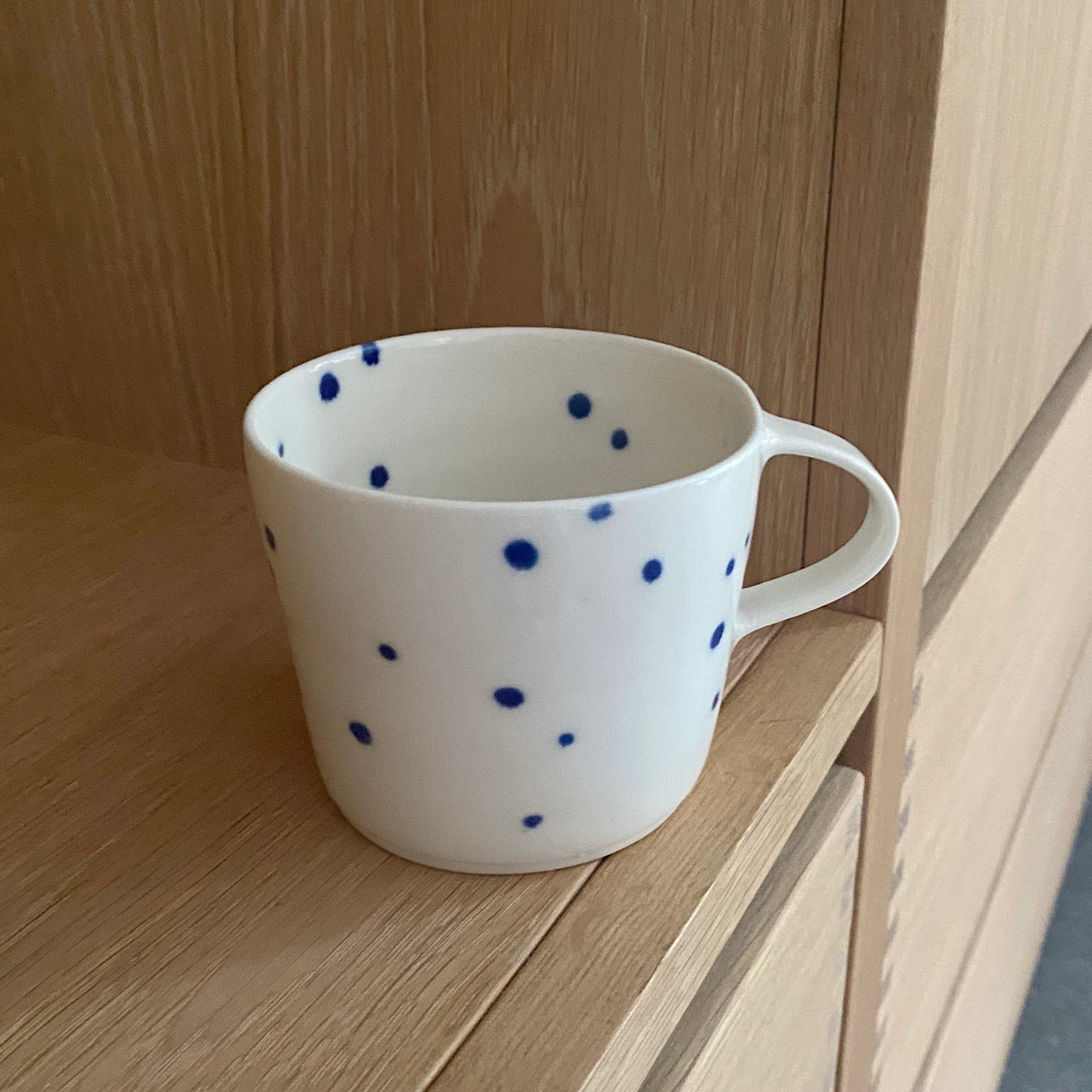 Ann-Louise Roman coffee cup with handle - blue small dots