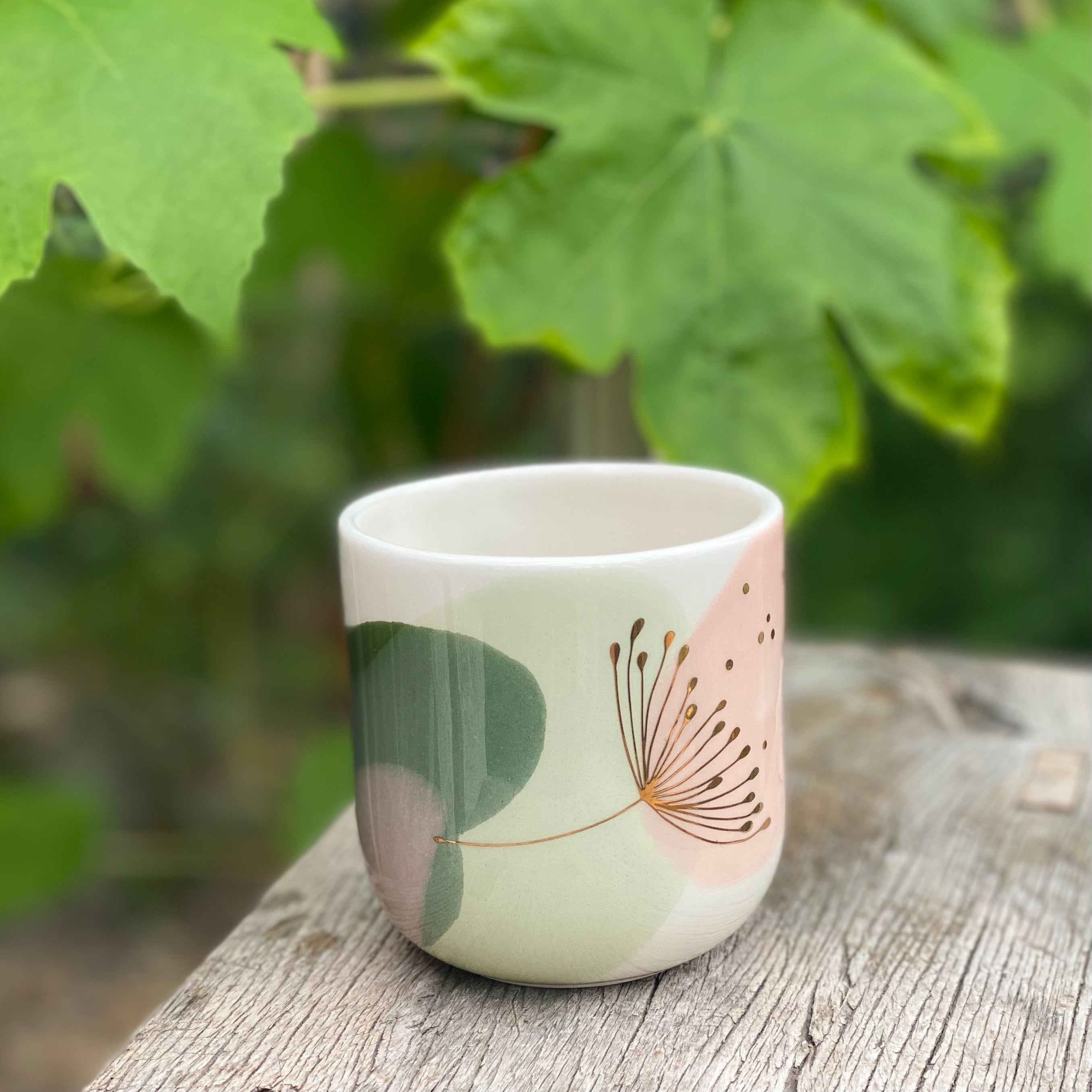 Kaffekop med gulddetaljer i grøn og lyserød – håndlavet keramik fra Marinski Heartmades Dandelion-kollektionen | Unika K