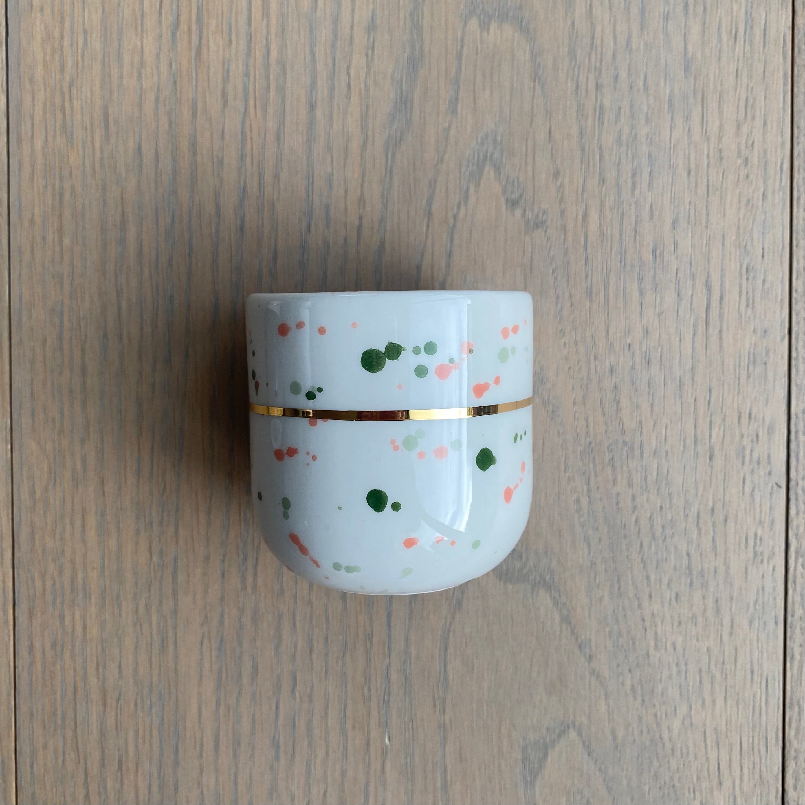 Cappuccino kop – Konfetti med guldbånd – grøn og koral