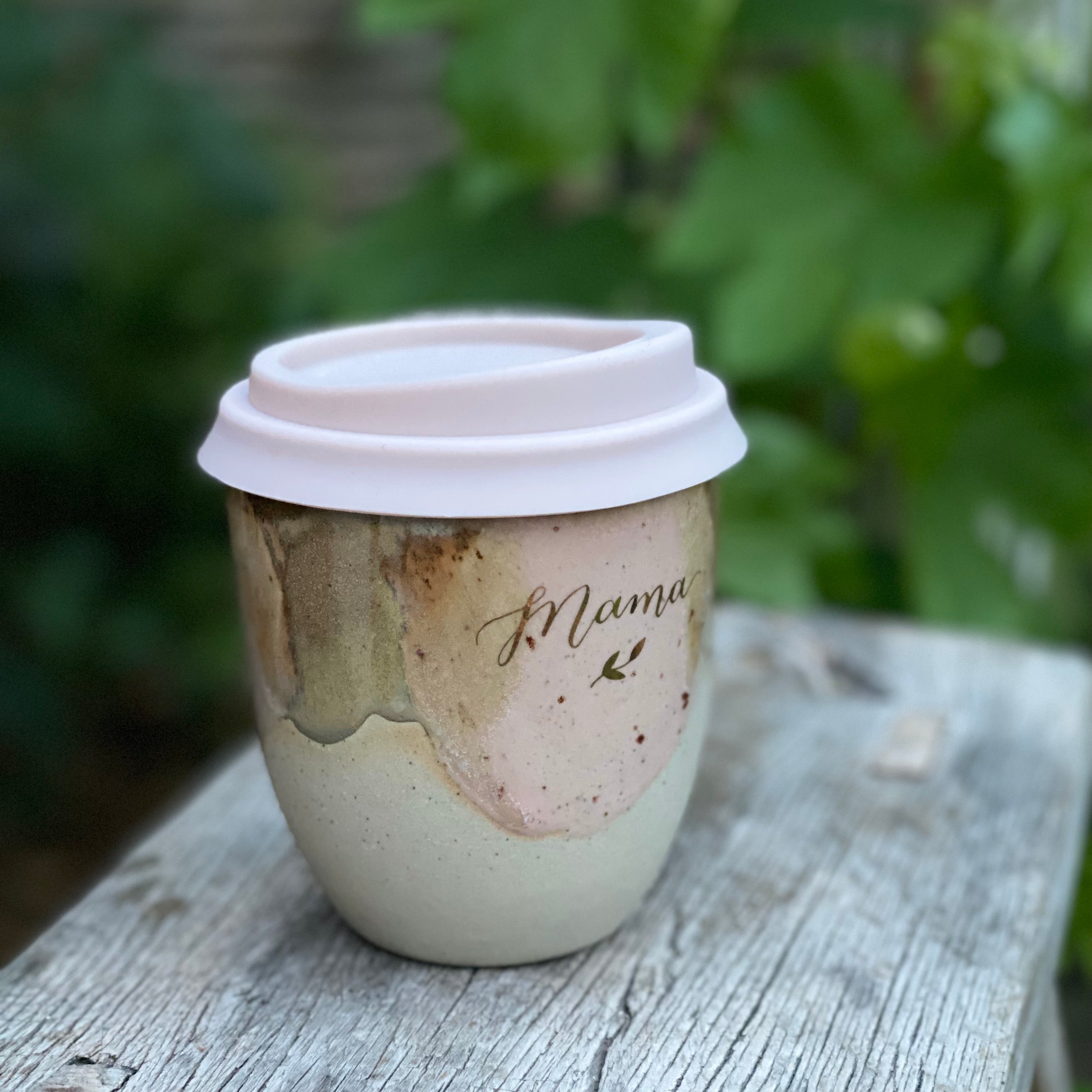 To-go kop Mama med silikone låg – håndlavet keramik Kim Wallace