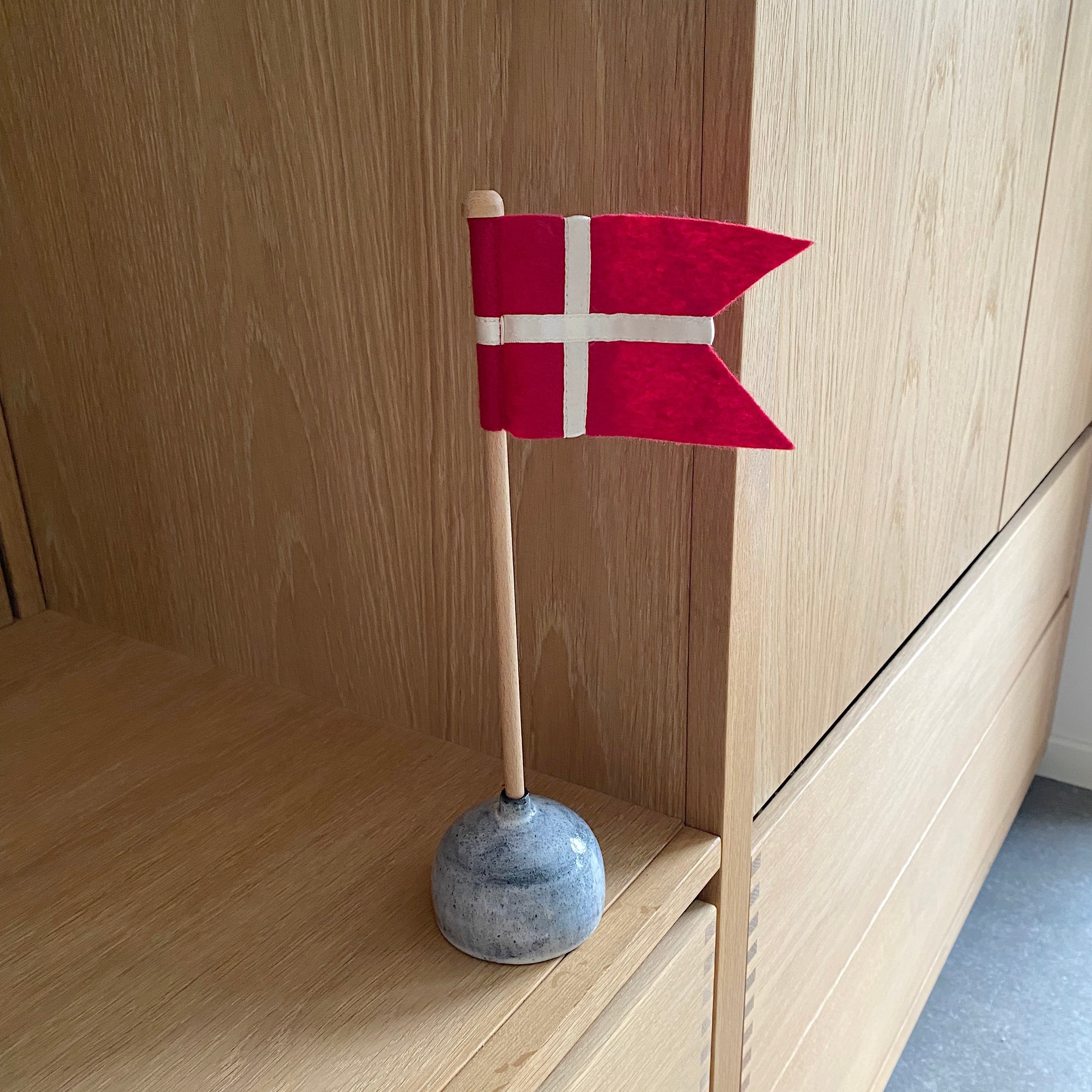 Design by unika:k bordflag i keramik og filt/silke - lys blågrå