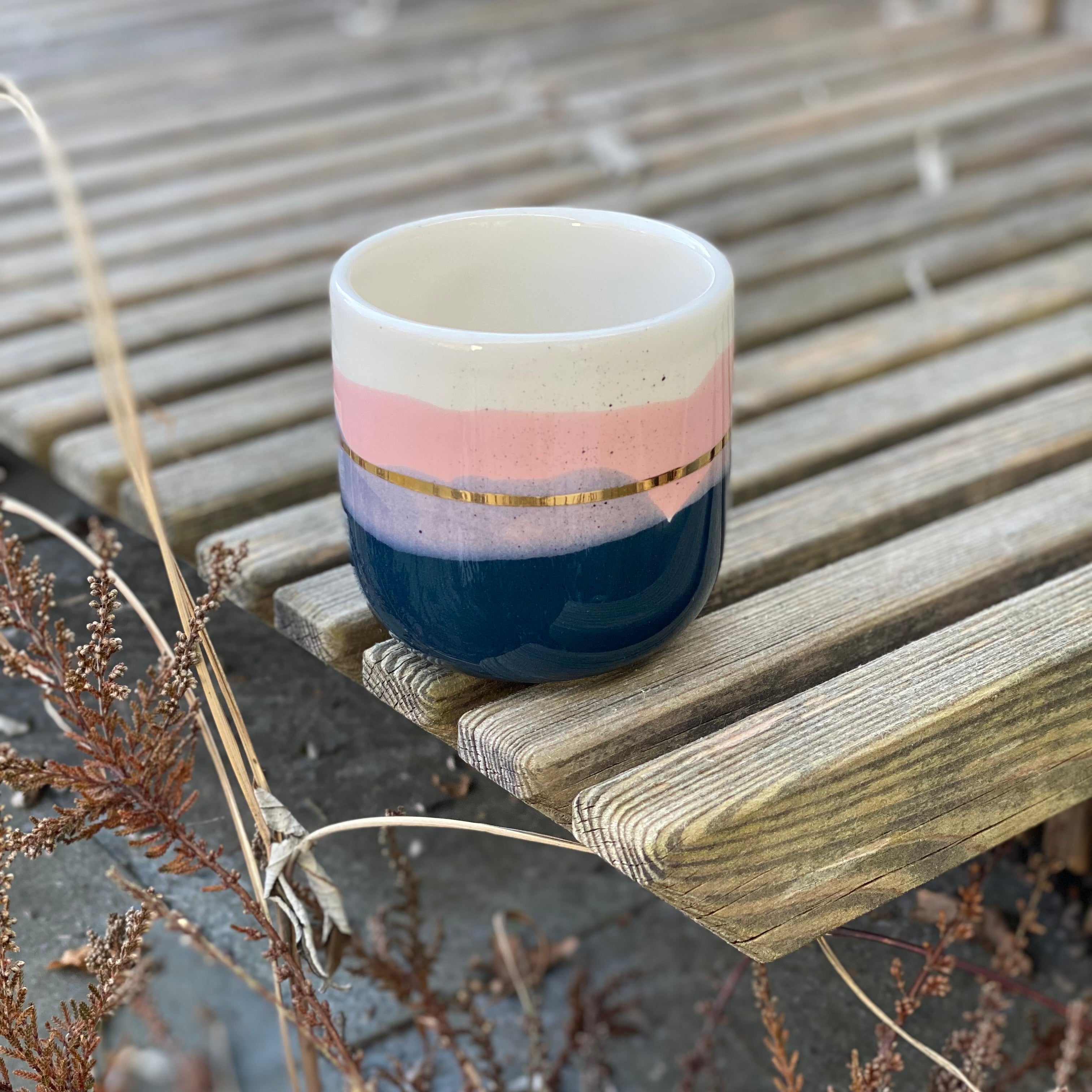 Keramikkop latte Landscape - mørkeblå og hindbær - håndlavet keramik