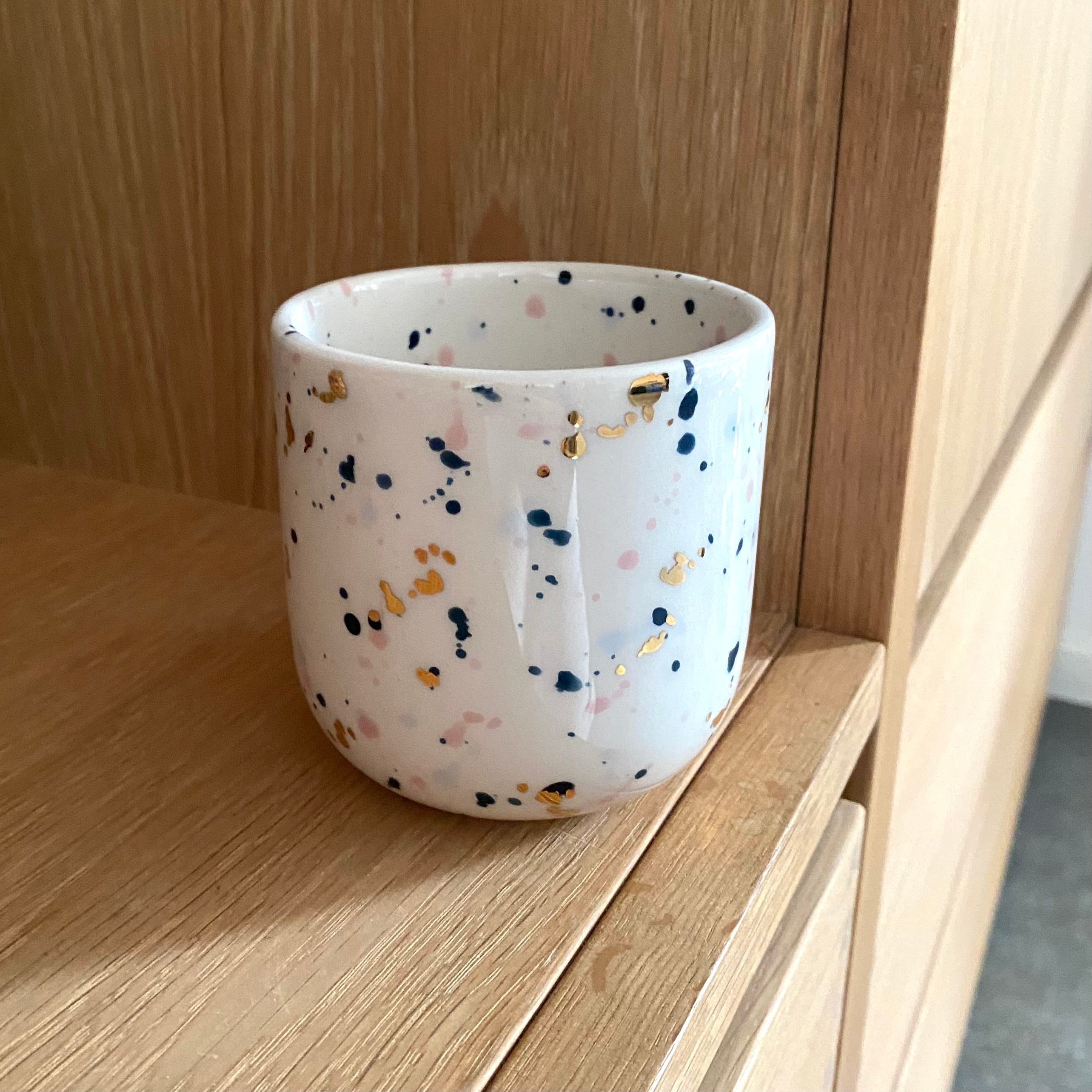 Konfetti keramikkop latte - guld, blå, blush - håndlavet bestseller