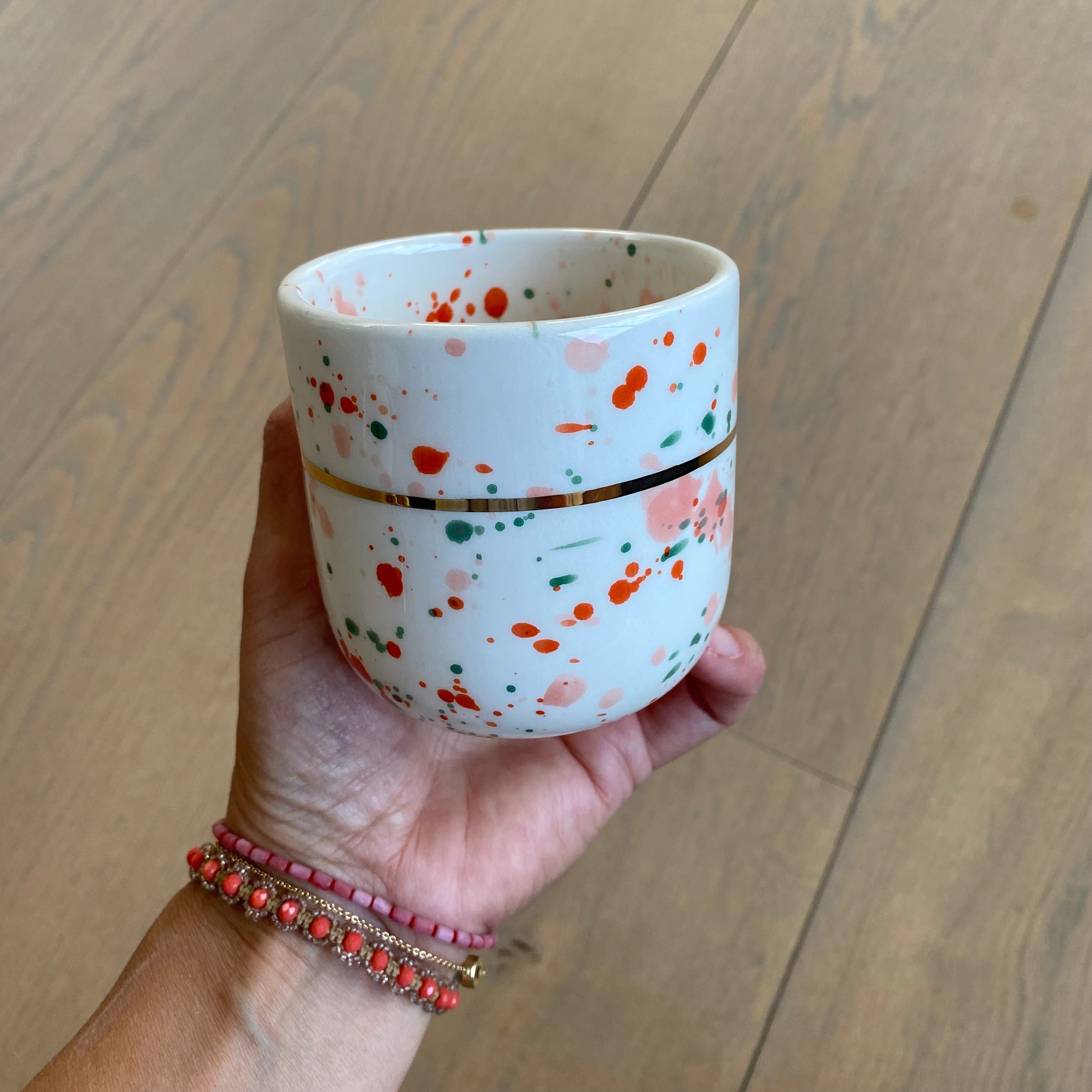 Kaffekop – Konfetti med guldbånd – grøn, rød & lyserød