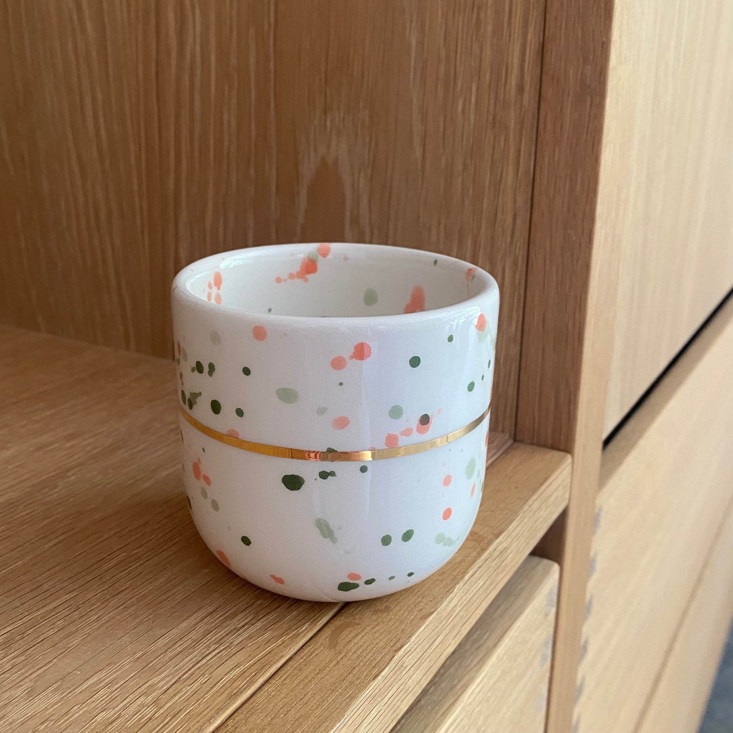 Cappuccino kop – Konfetti med guldbånd – grøn og koral