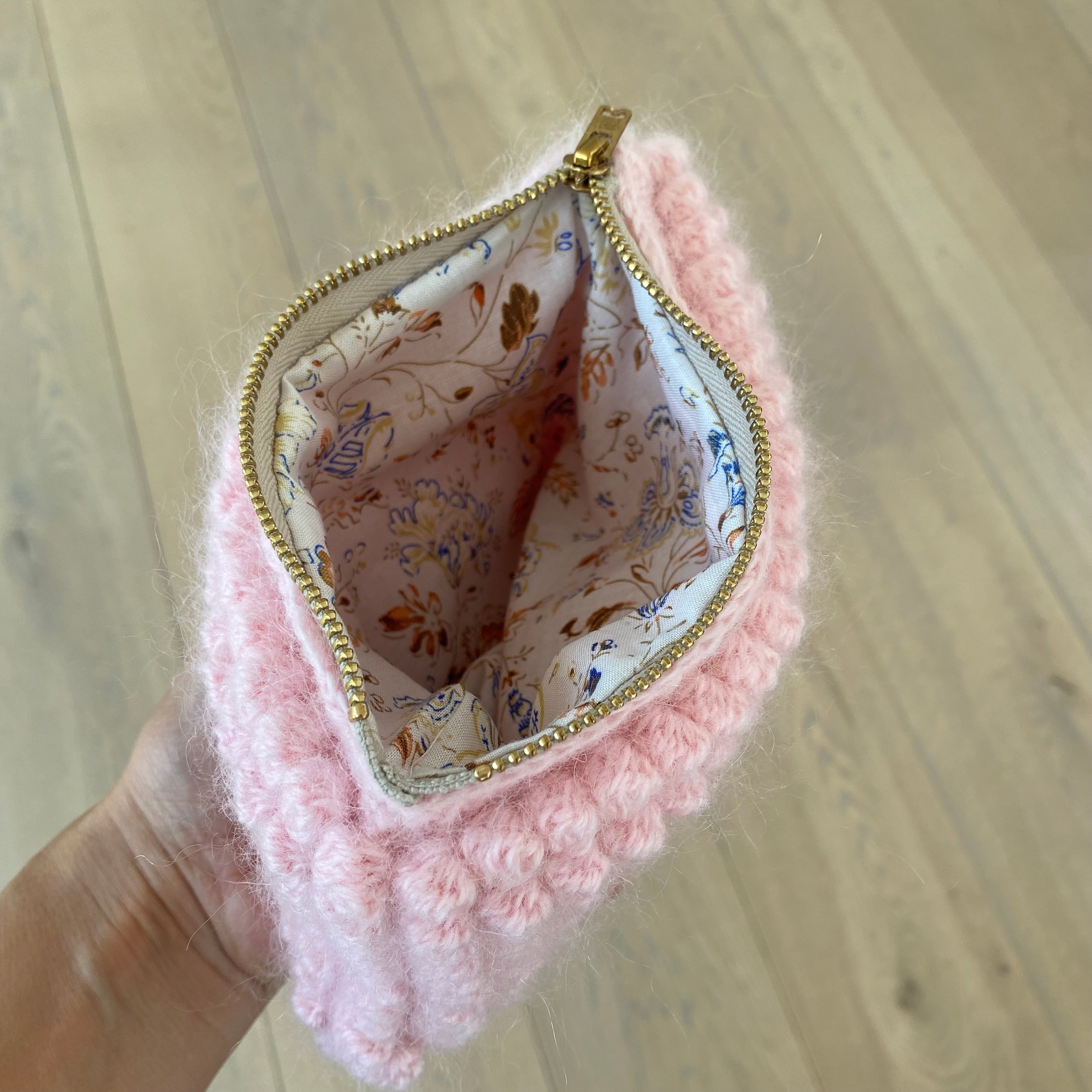 Hæklet lyserød boble clutch Marie – dansk håndværk i mohair