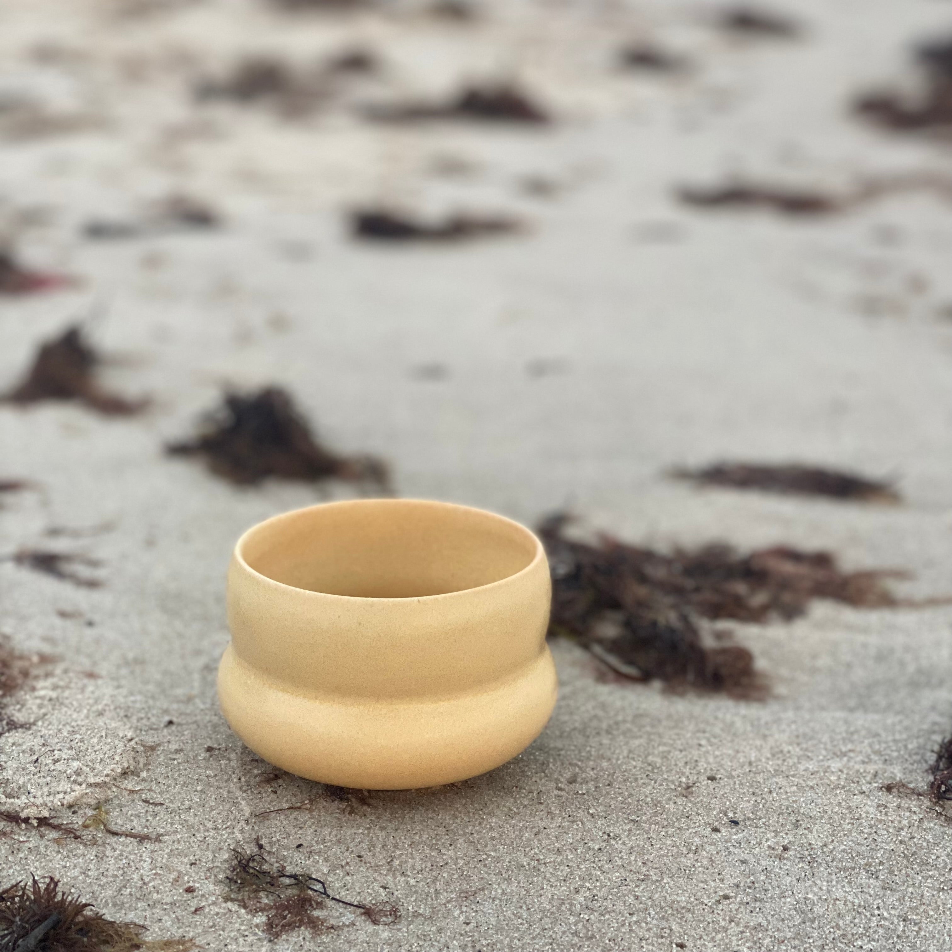 Kaffekop IWA Wheat Yellow fra Oh Oak på stranden på Bornholm– håndlavet bornholmsk keramik hos unika:k