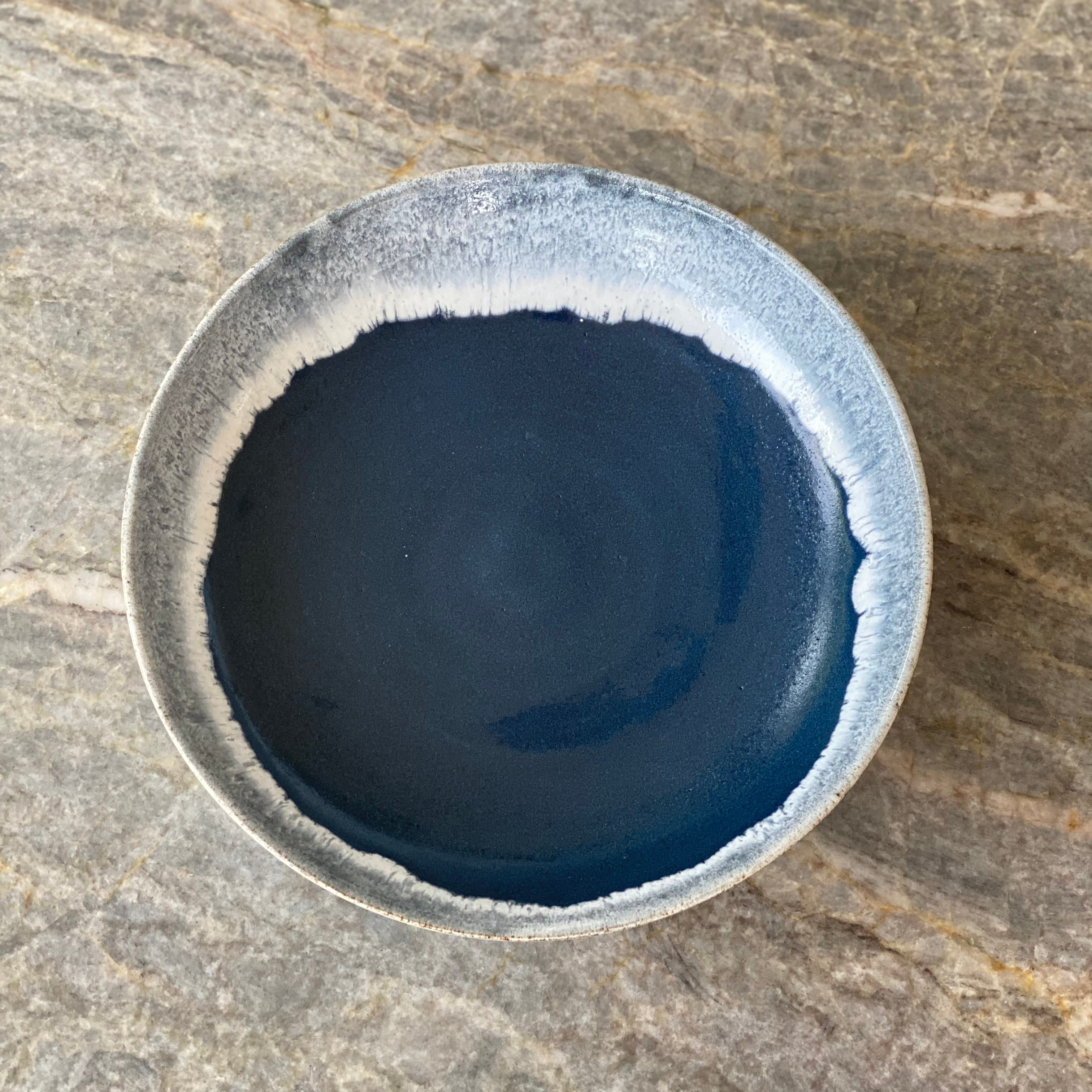 Tasja P skål poke bowl - hvid og mørkeblå