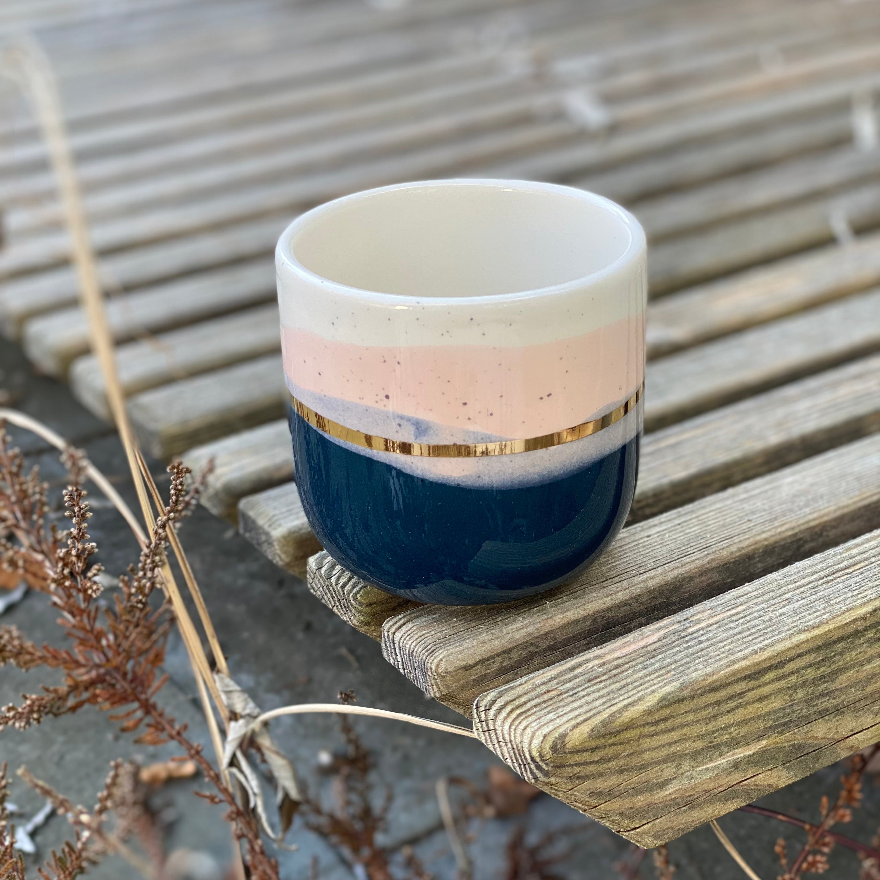 Keramikkop latte Landscape - mørkeblå og lyserød - håndlavet keramik