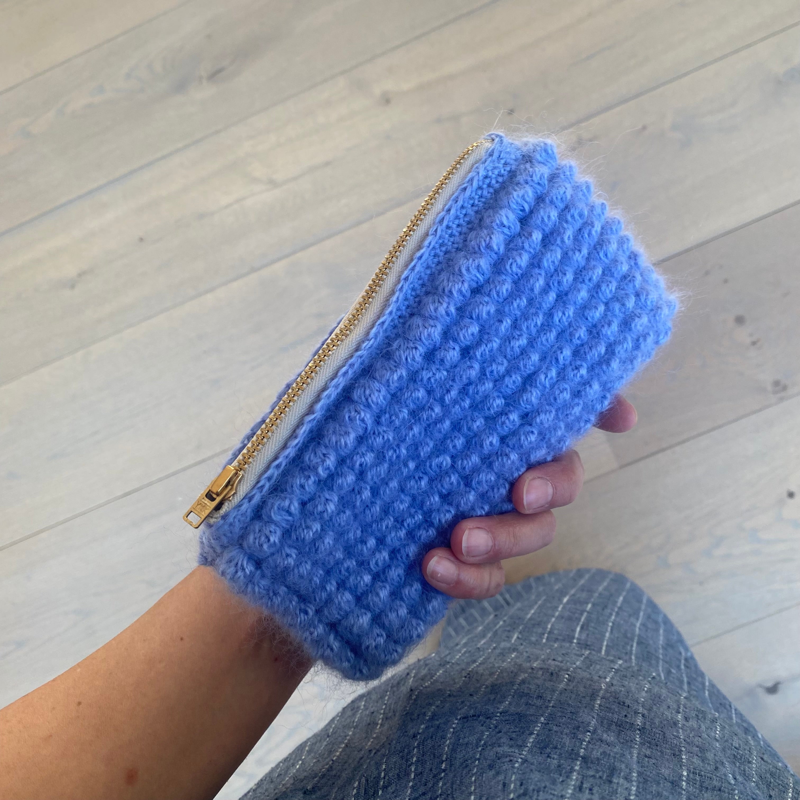 Håndhæklet lavendel clutch – bobledesign i dansk håndværk