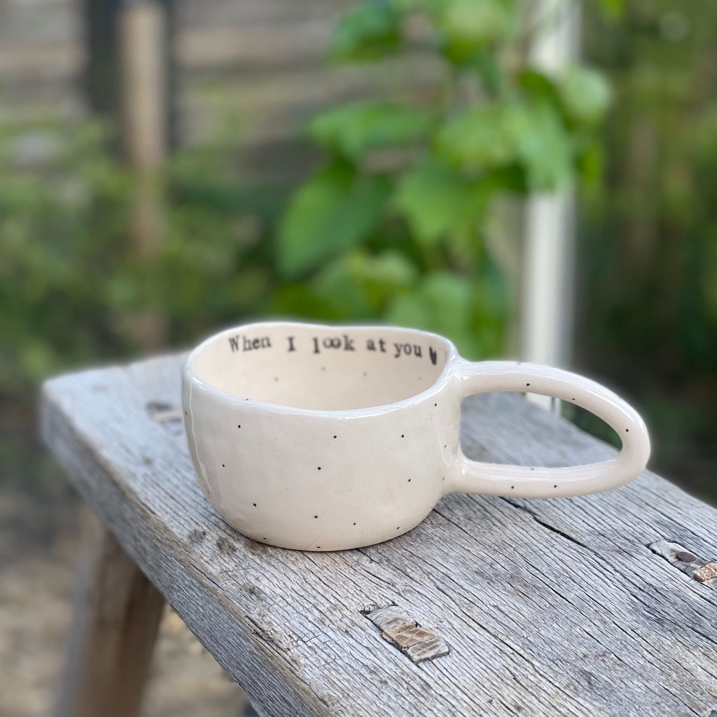 Håndlavet keramikkop med teksten "When I look at you" set fra siden – keramikkop med hank fra Terra Keramika