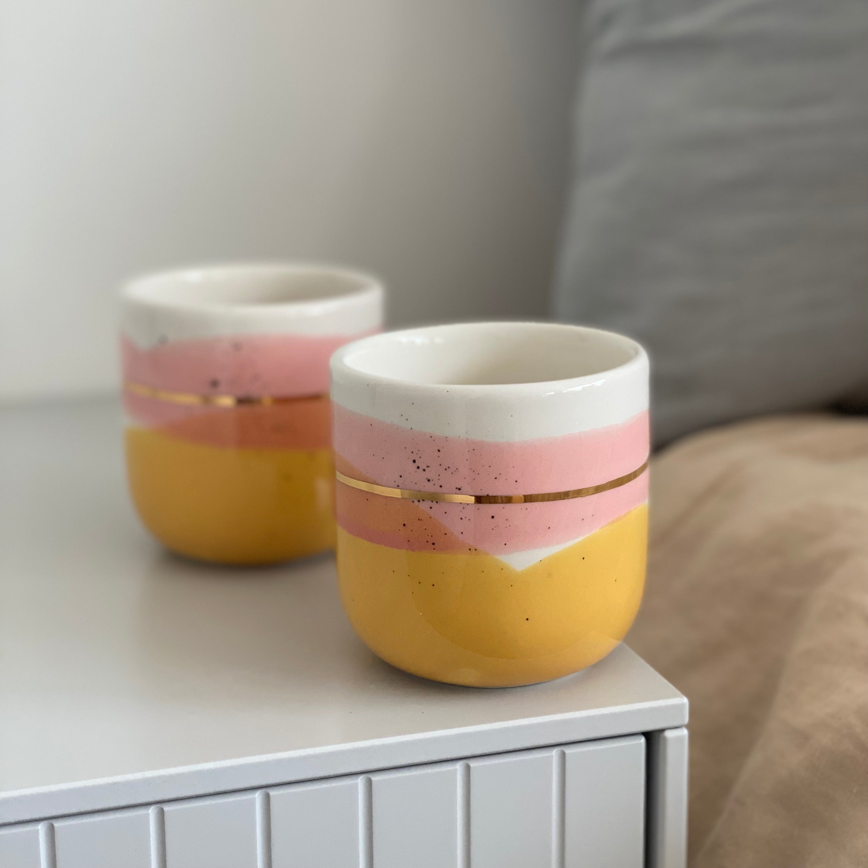 Marinski Heartmades latte kop Landscape - warm yellow og coral pink