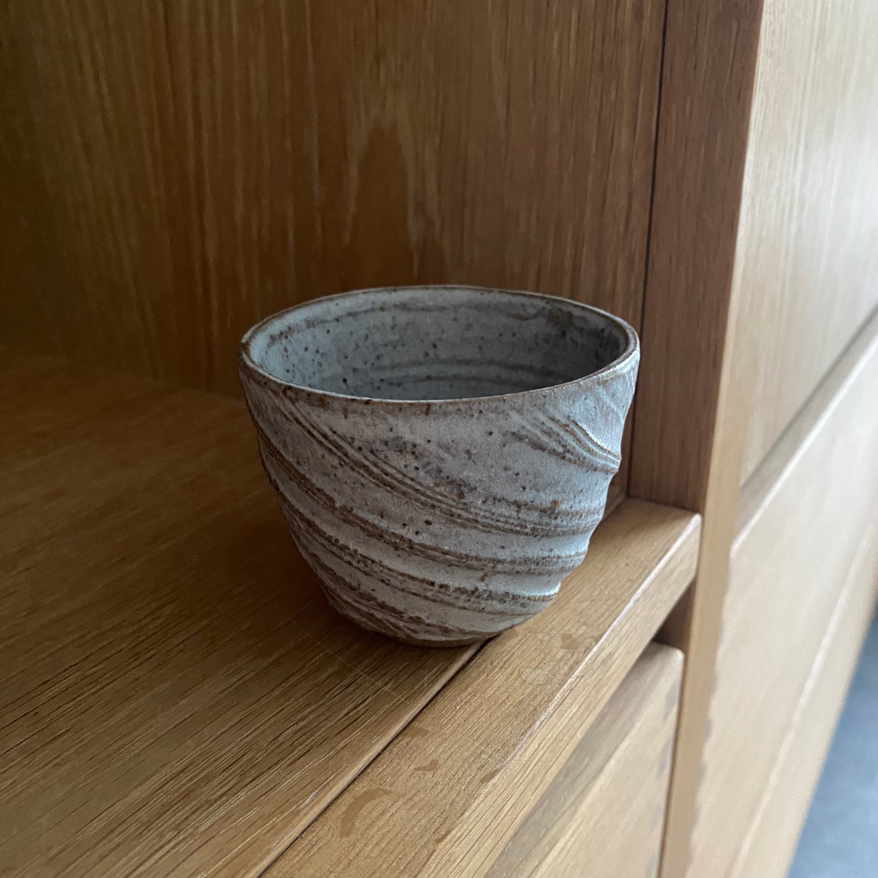 Riflet kop med mønster – gråbrun - hånddrejet unika