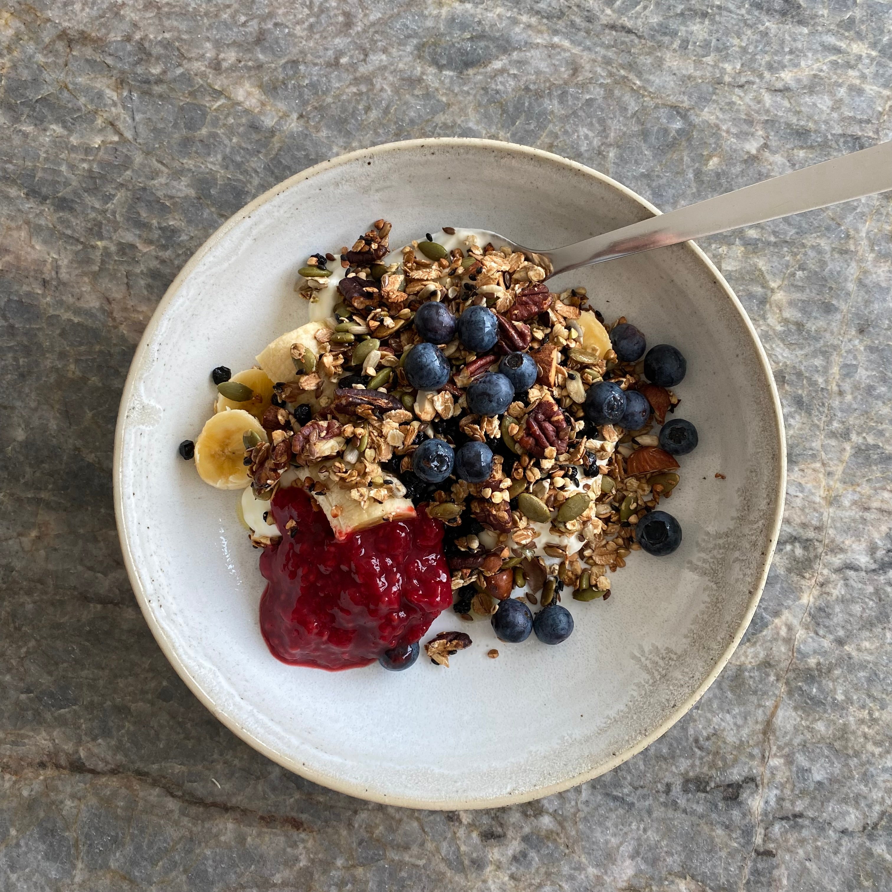 Dyb tallerken med granola og bær i håndlavet keramik
