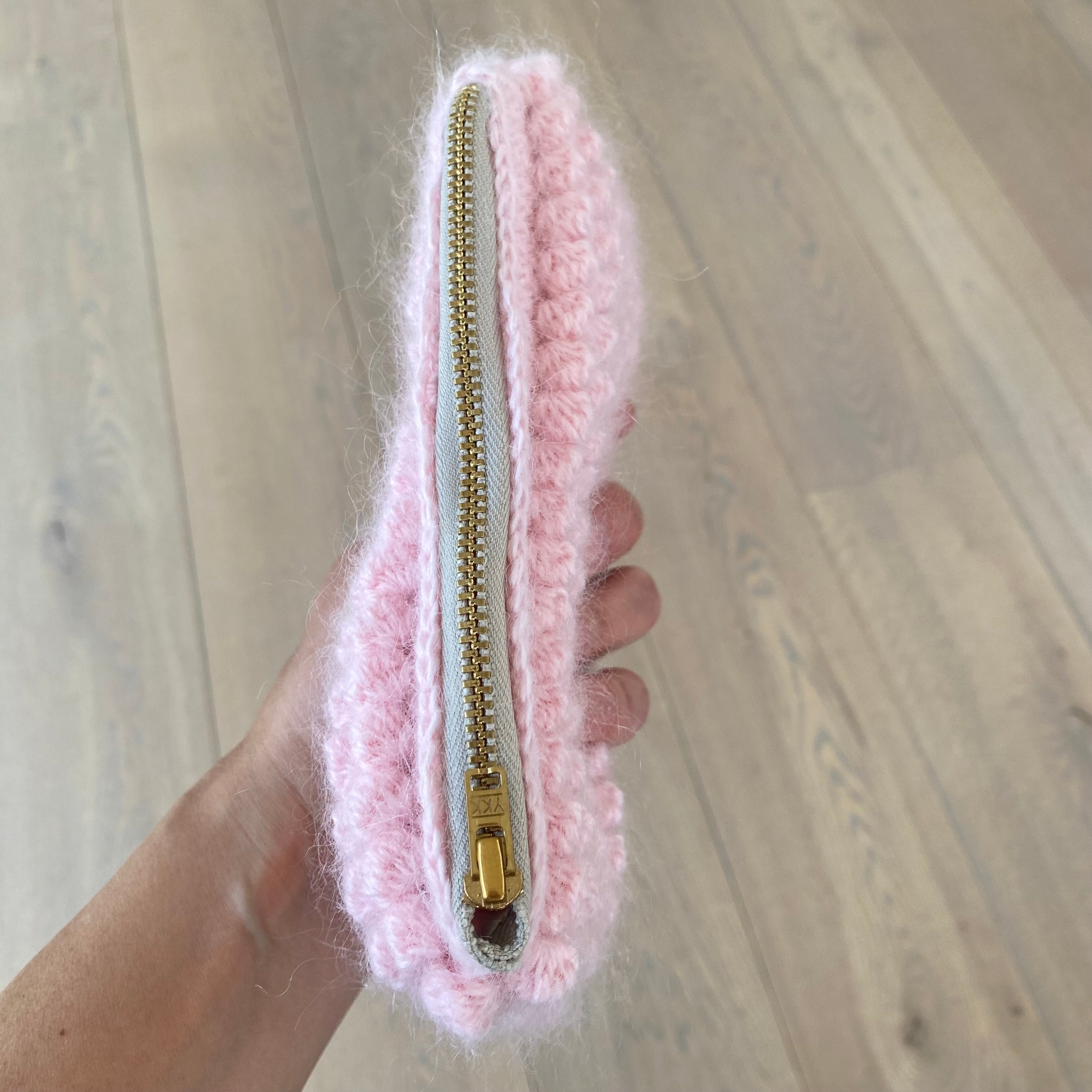 Lyserød hæklet clutch i mohair bobledesign – set oppefra