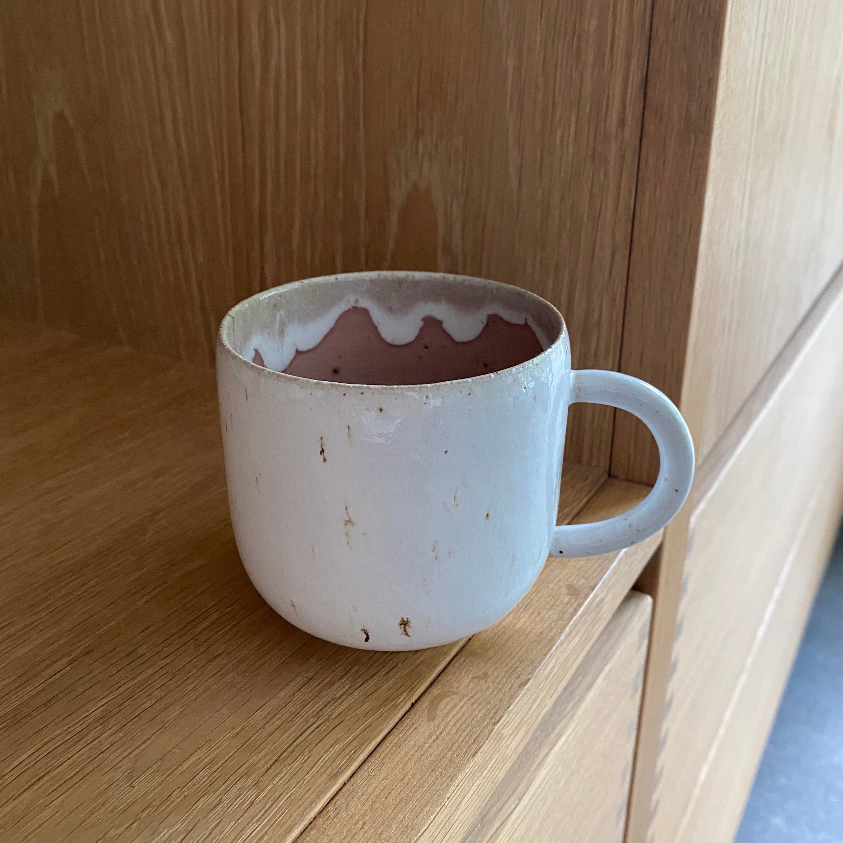 Keramikkop med hank i lyserød glasur – håndlavet kaffekop fra Tasja P ceramics