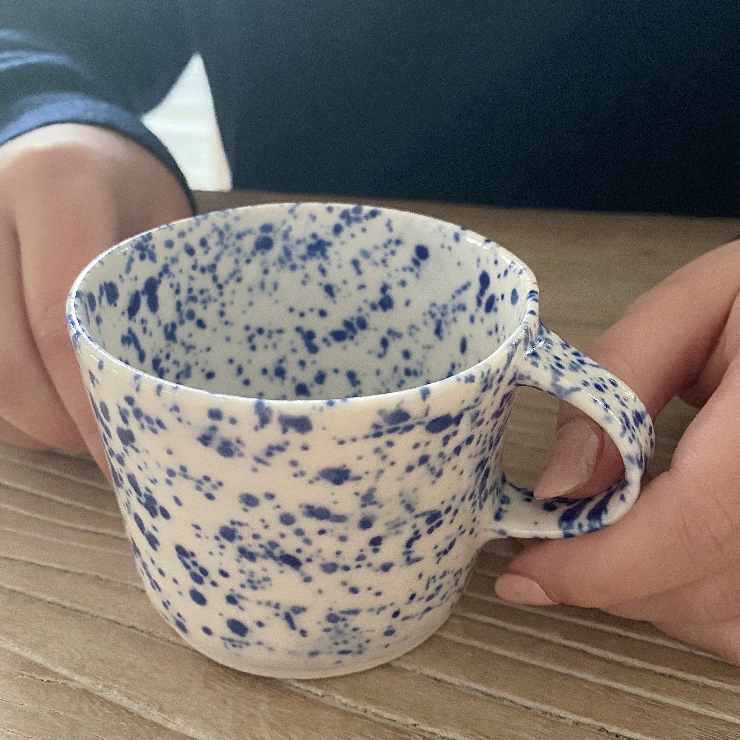 Ann-Louise Roman kaffekop med hank - blå splash