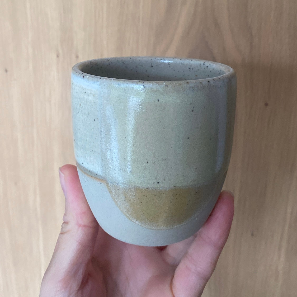 Tasse à cappuccino à emporter Kim Wallace Sundae - glaçage unique rose. Couvercle en nu