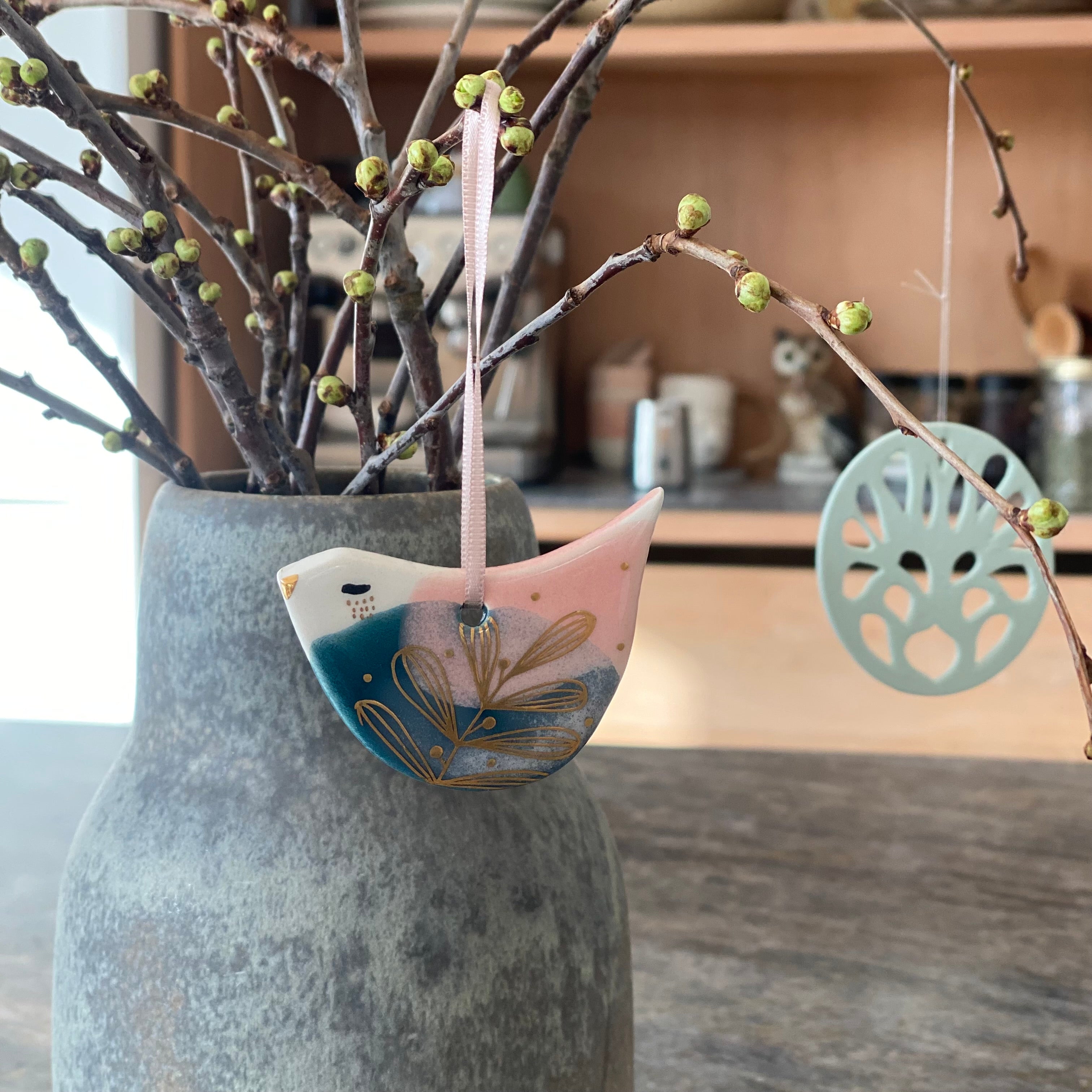 Marinski fugl Spætmejse - blush og mørkeblå med blomstermønster i guld