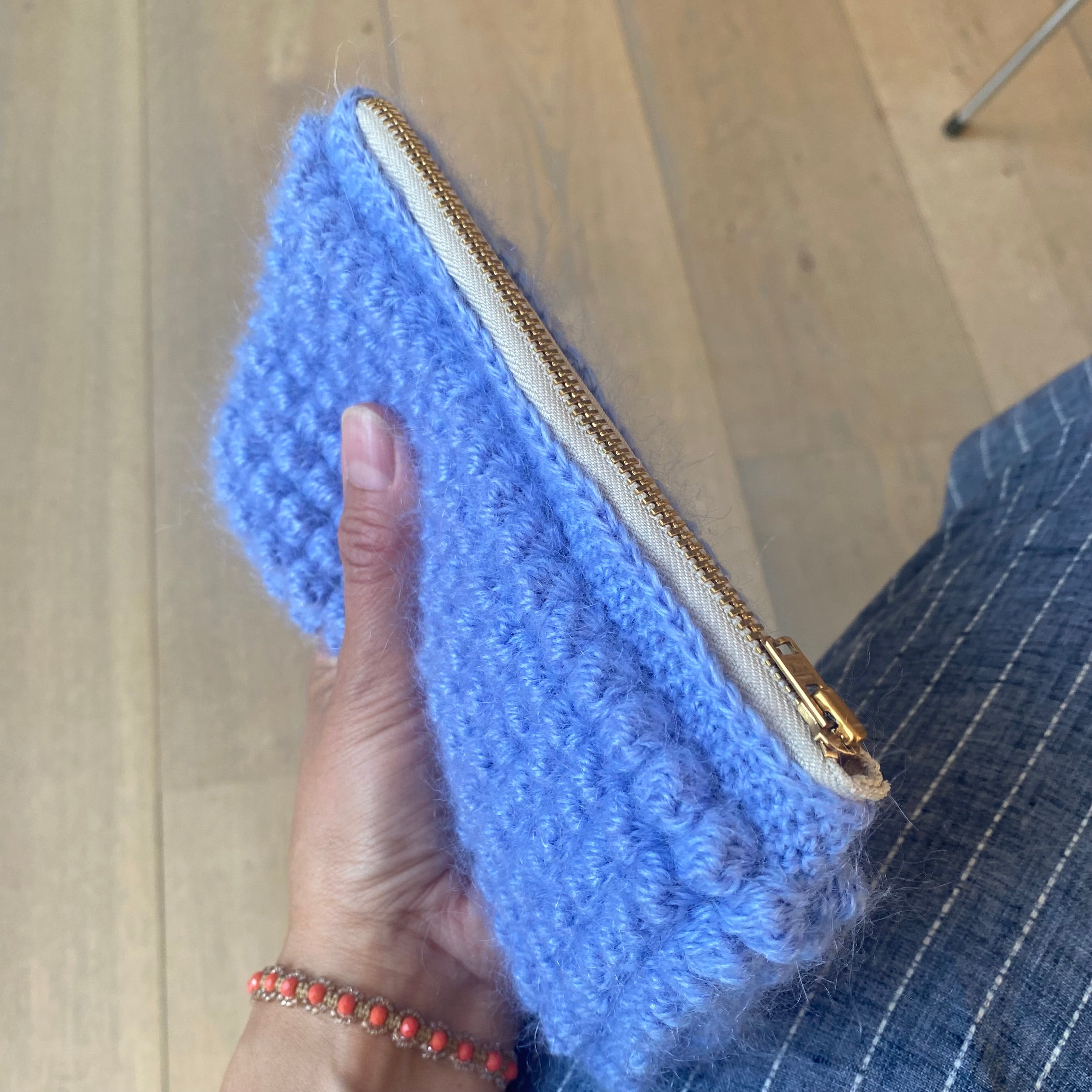 Hæklet boble clutch i lavendel mohair – dansk håndværk
