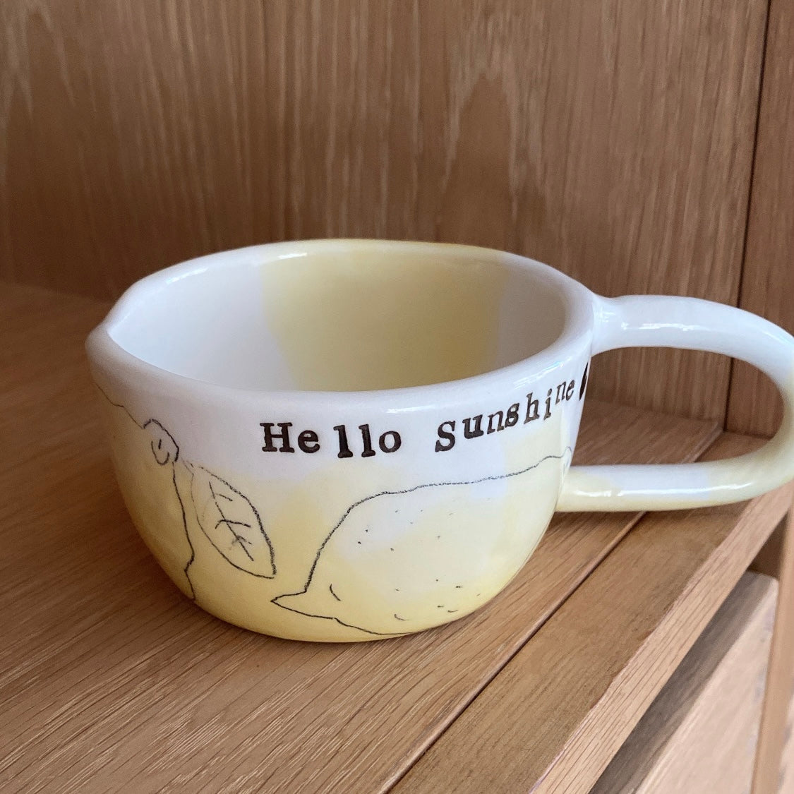 Terra Ceramica pinch kop med tekst, Hello sunshine, you are loved - Lemon