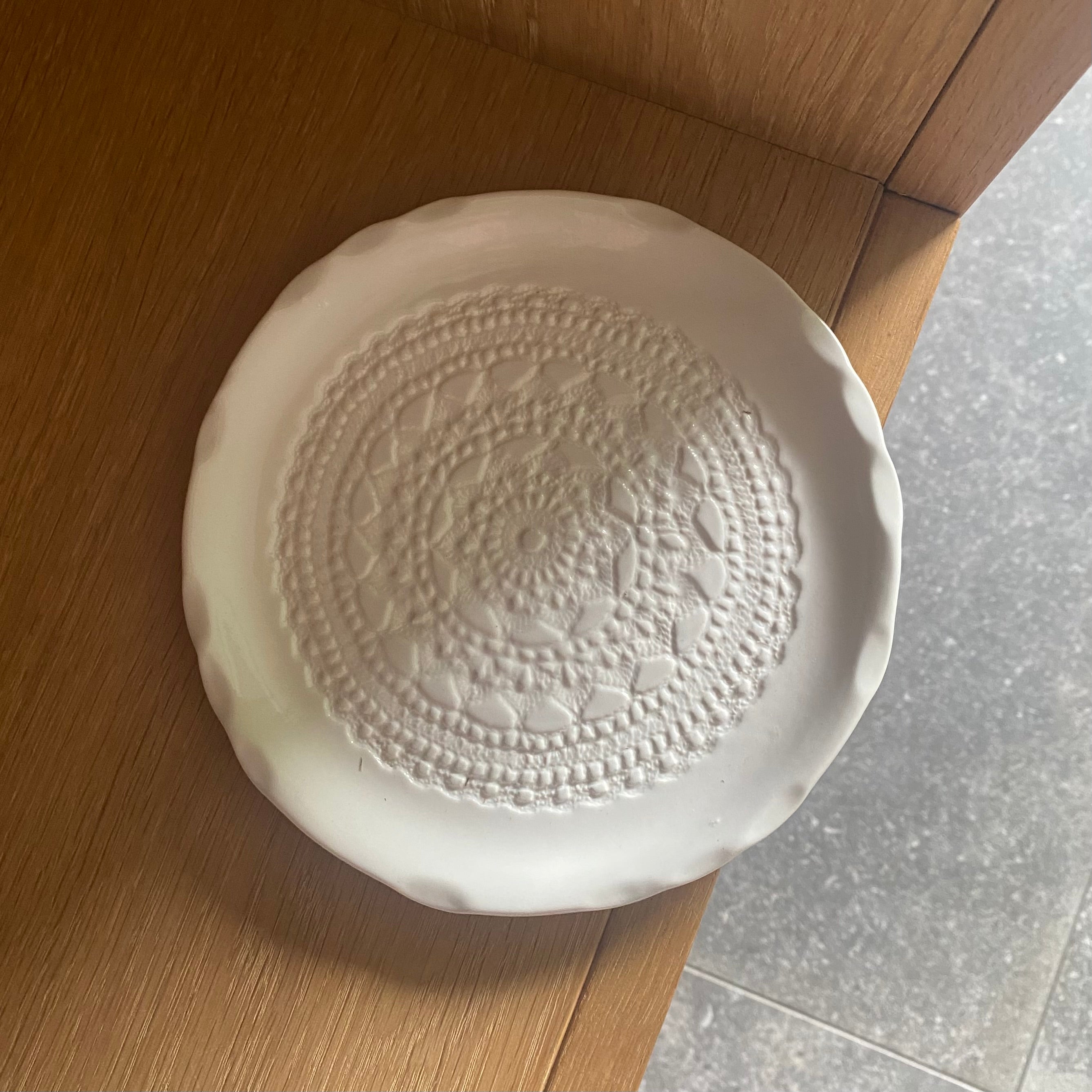 Frokosttallerken Vintage Lace – håndlavet keramik med blomstermønster trykt i leret