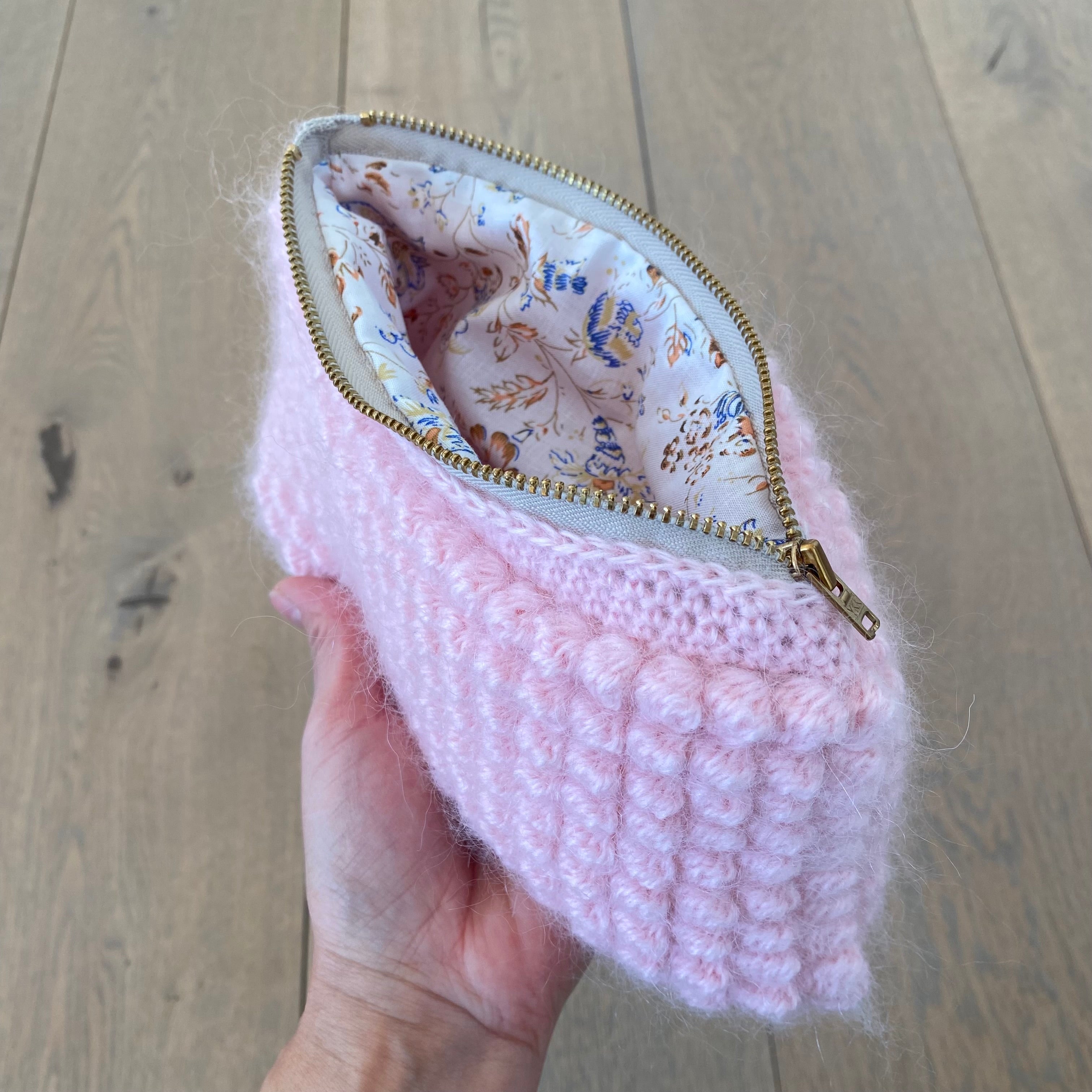 Lyserød hæklet clutch M i bobledesign – Marie – set forfra