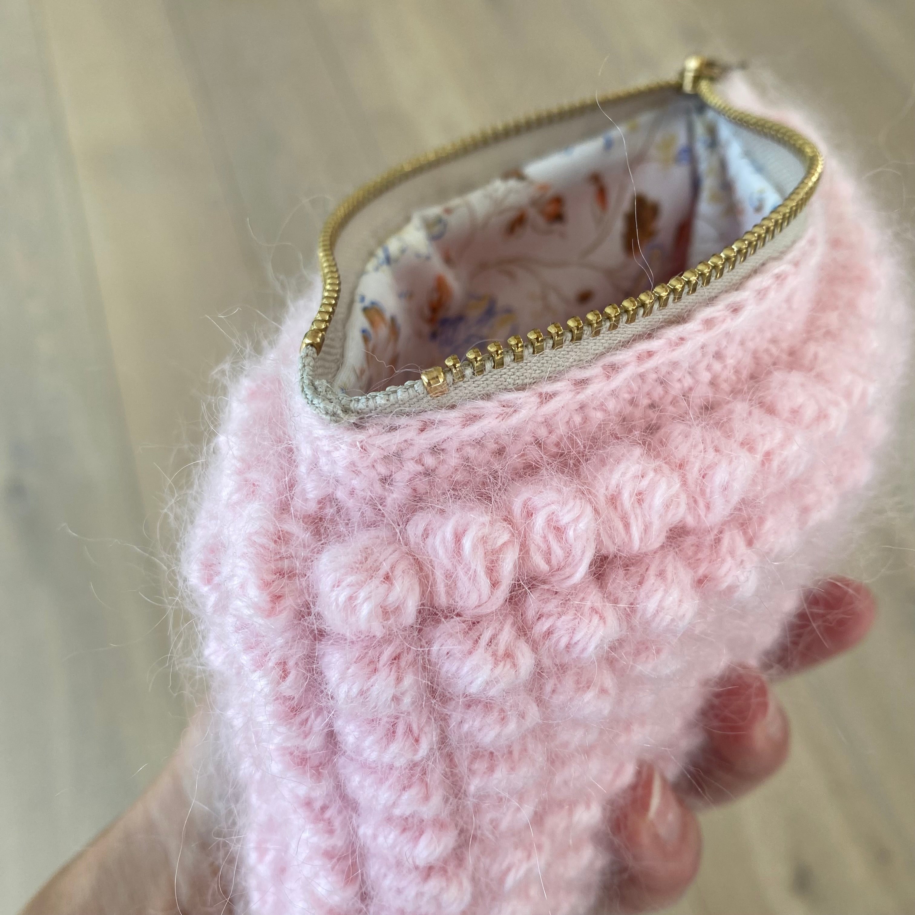 Håndhæklet lyserød clutch i bobledesign – begrænset antal