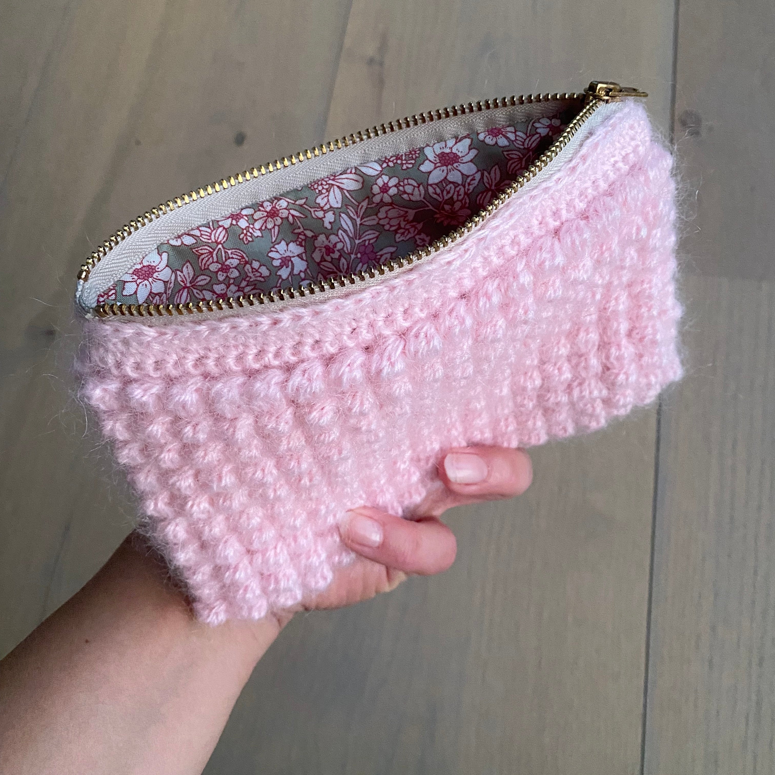 Crochet bobble clutch - powder pink