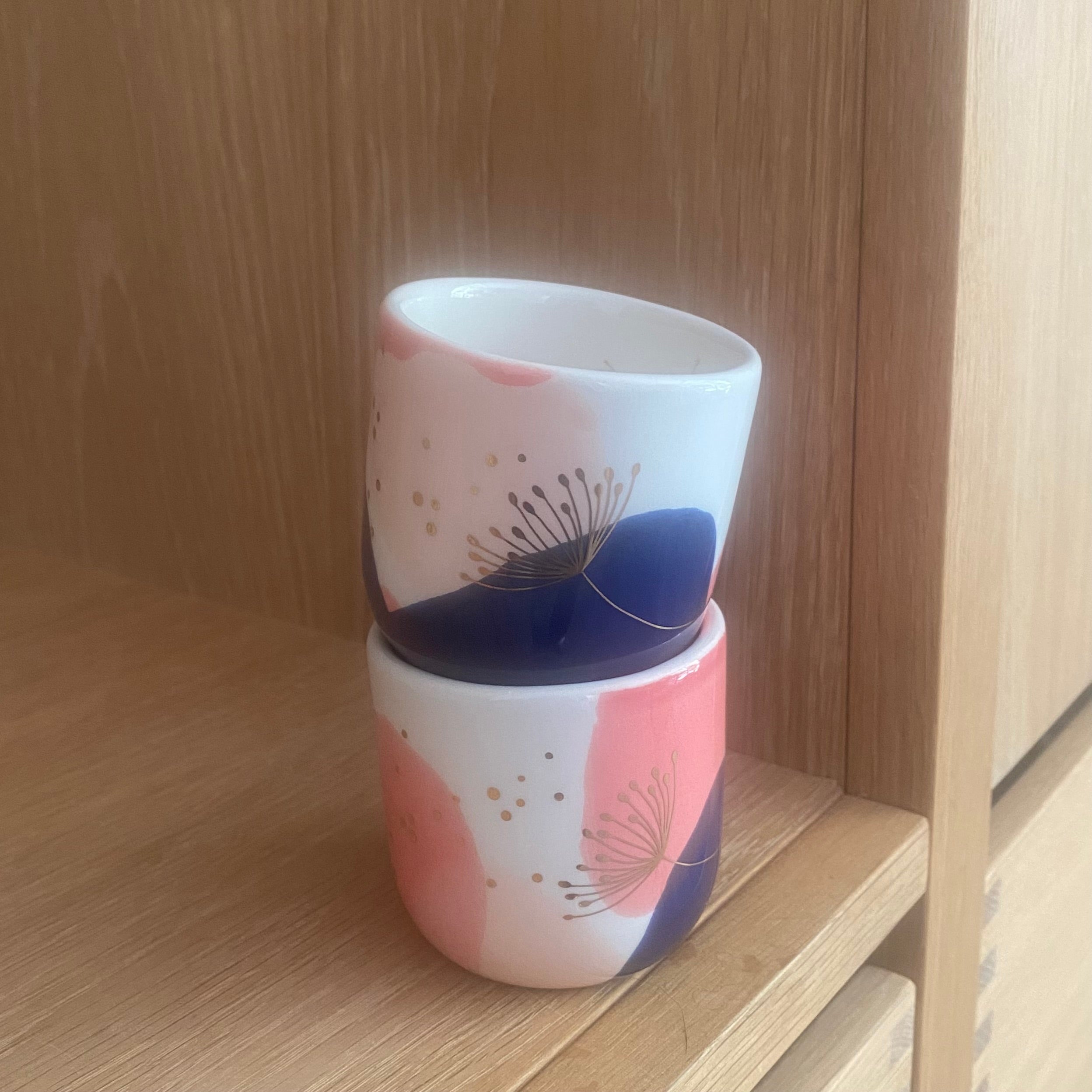 To espressokopper stablet fra Marinski Heartmades Dandelion-kollektionen med gulddetaljer i kongeblå, koral og blush | Unika K
