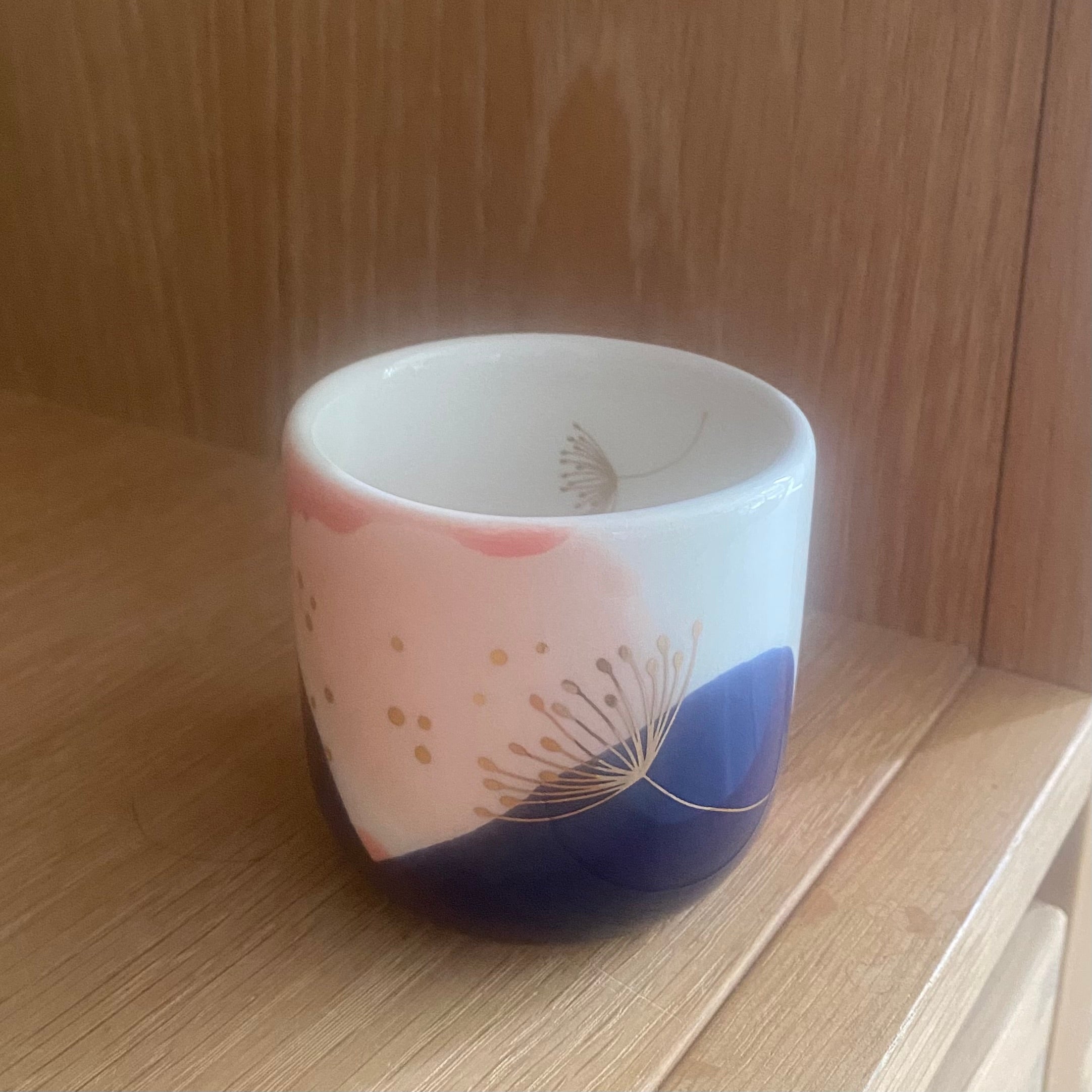 Espressokop med gulddetaljer i kongeblå, koral og blush – håndlavet keramik fra Marinski Heartmades Dandelion-kollektionen | Unika K
