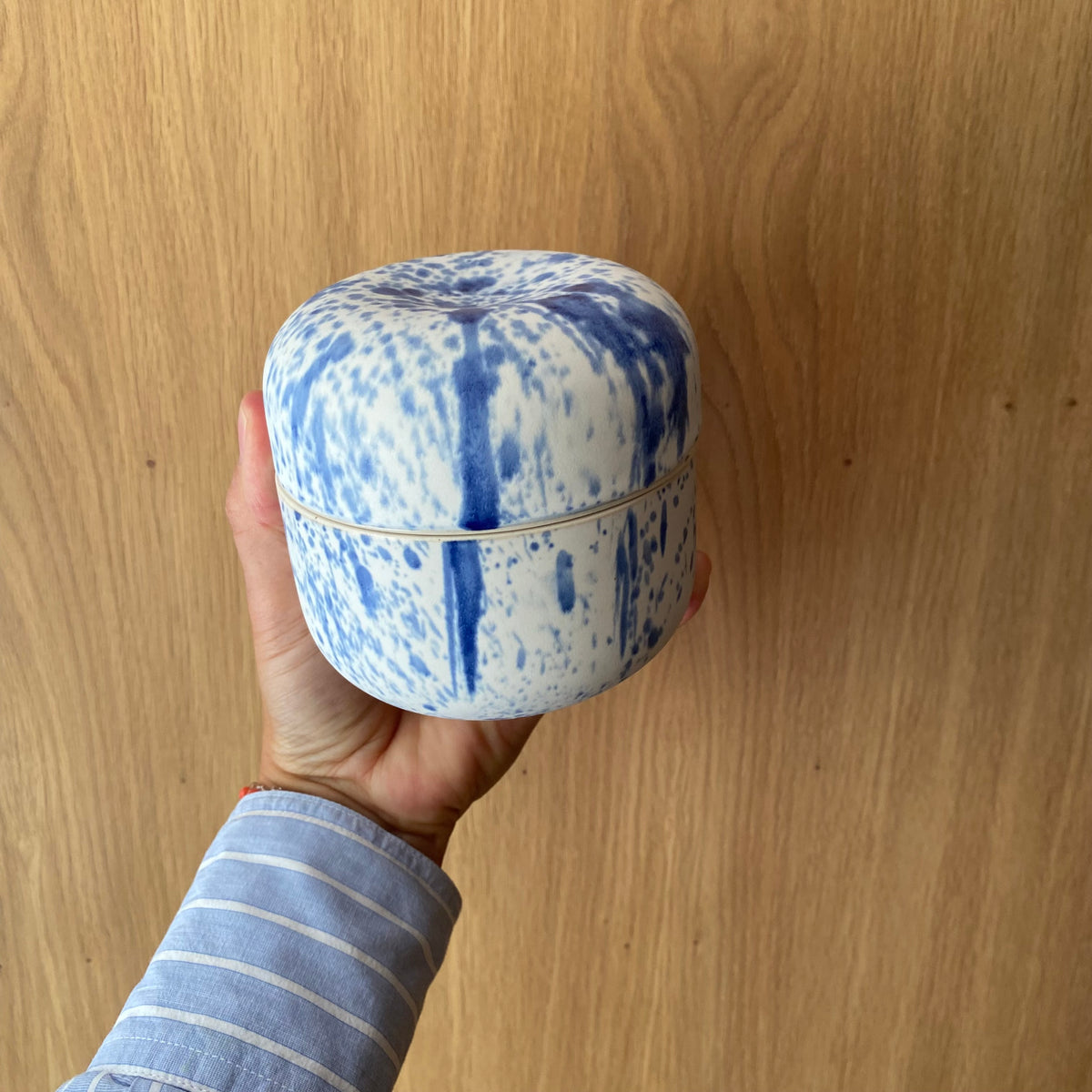 Lågkrukke i hvid og blå - Bornholmsk keramik