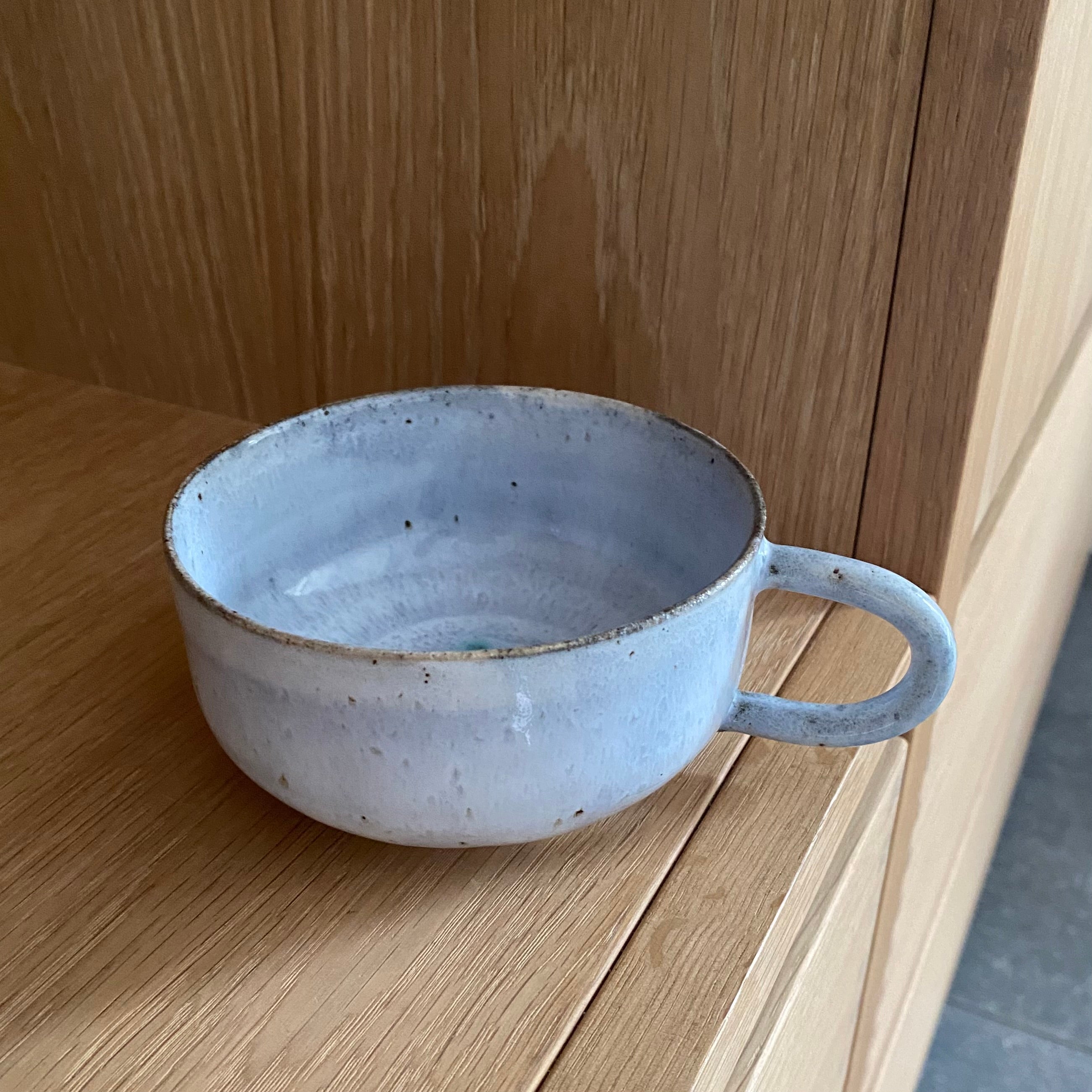 Tasja P coffee cup with handle - light blue