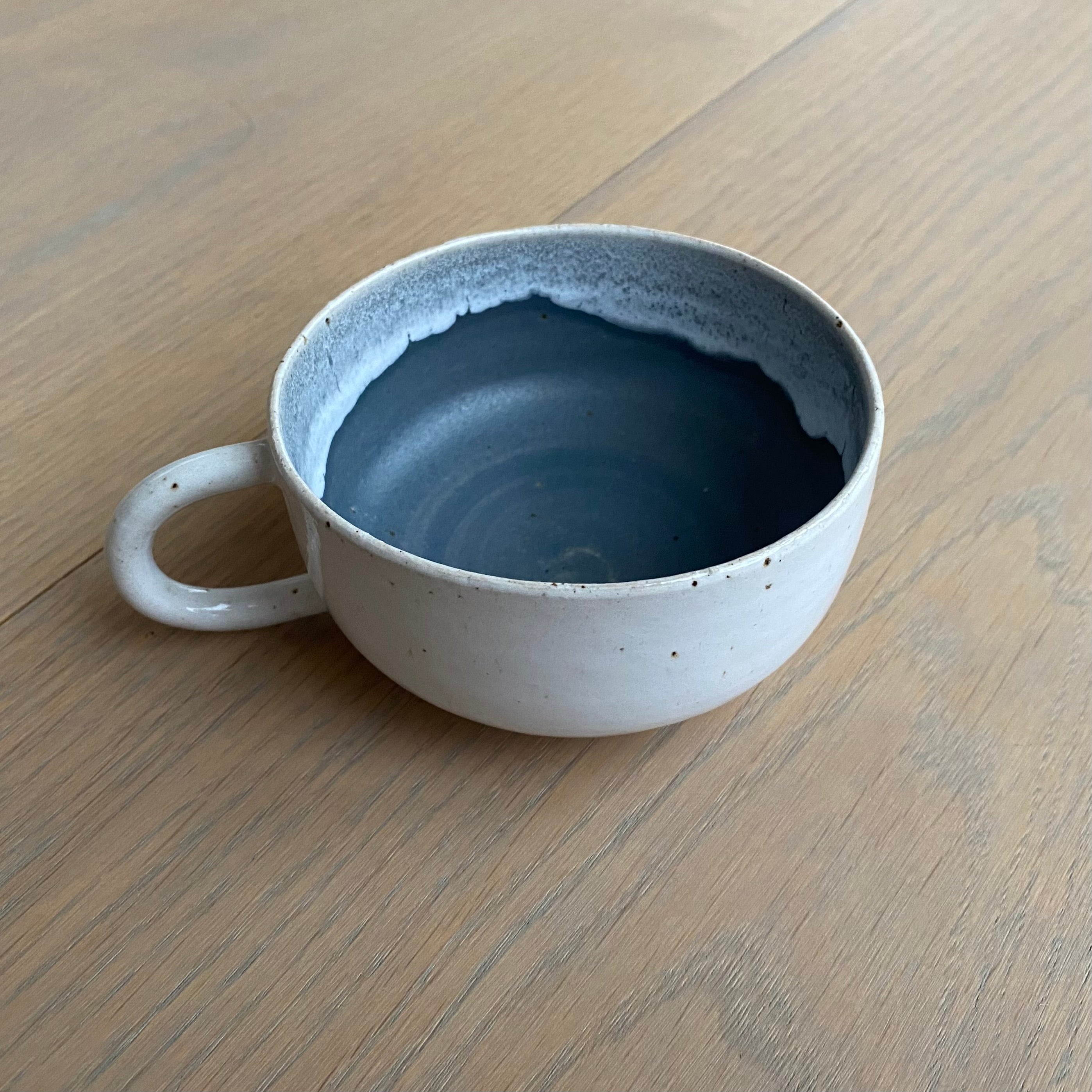Tasja P coffee cup with handle - white and matt grey