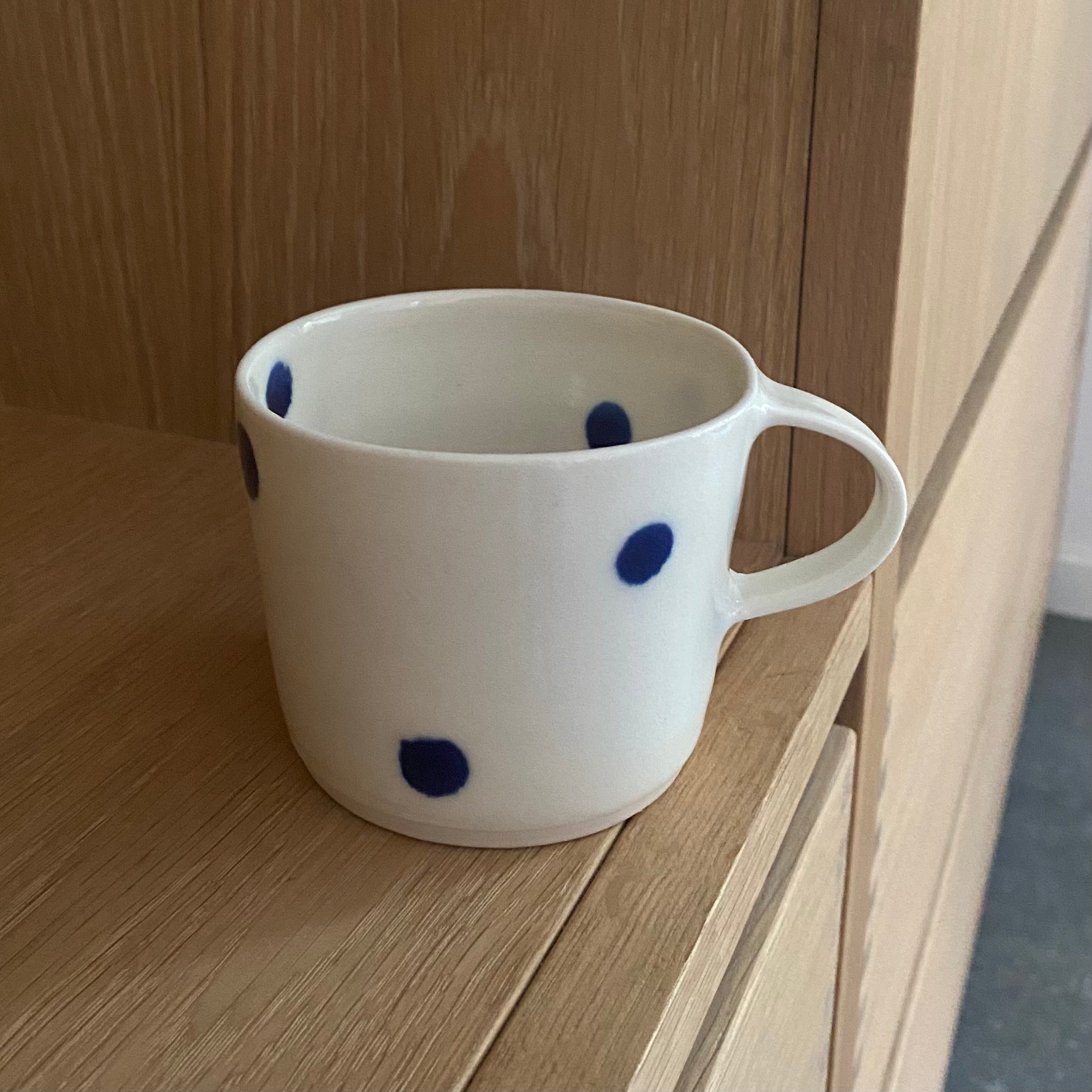 Ann-Louise Roman coffee cup with handle - blue large dots