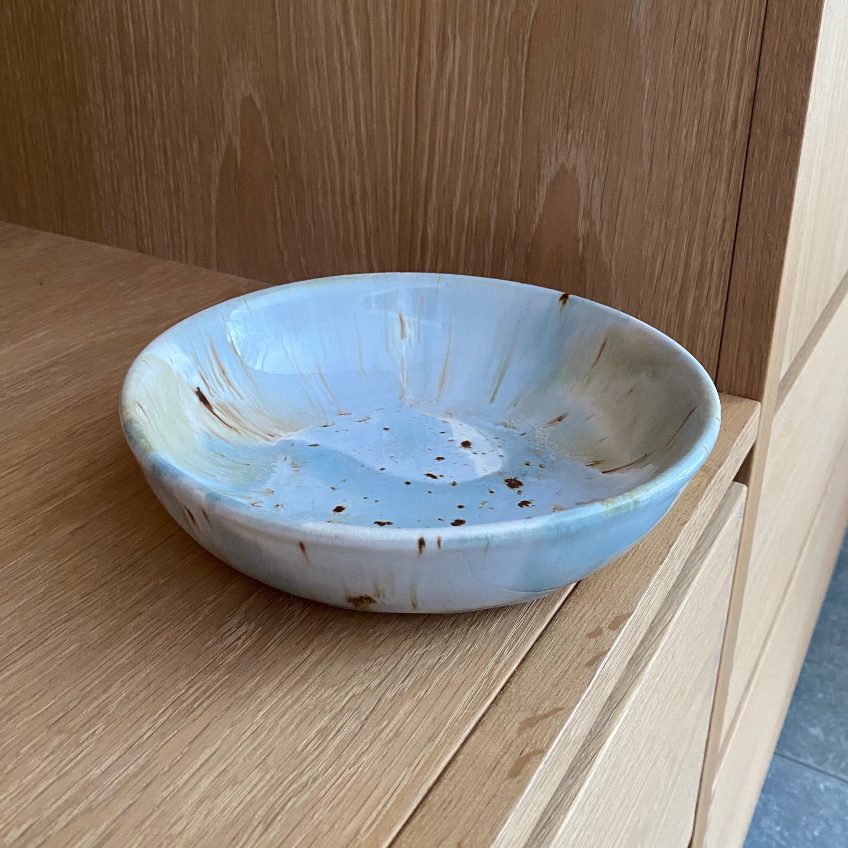 Keramikskål kiri – svag blå, creme, brun – unika glasur