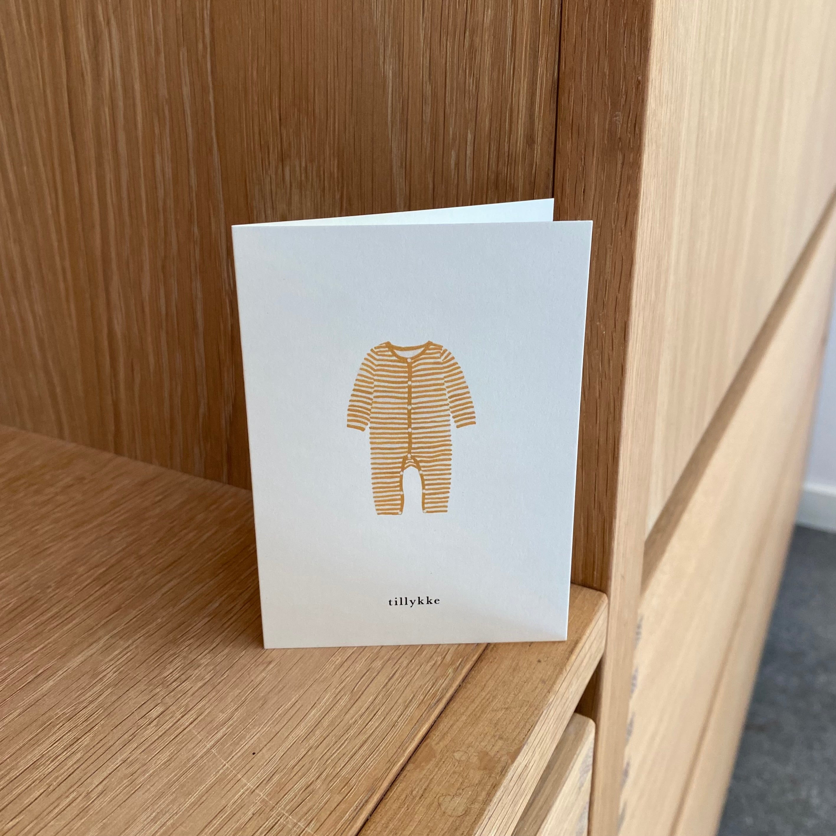 Lykønskningskort - lille kort til gaven - tillykke (sparkedragt)