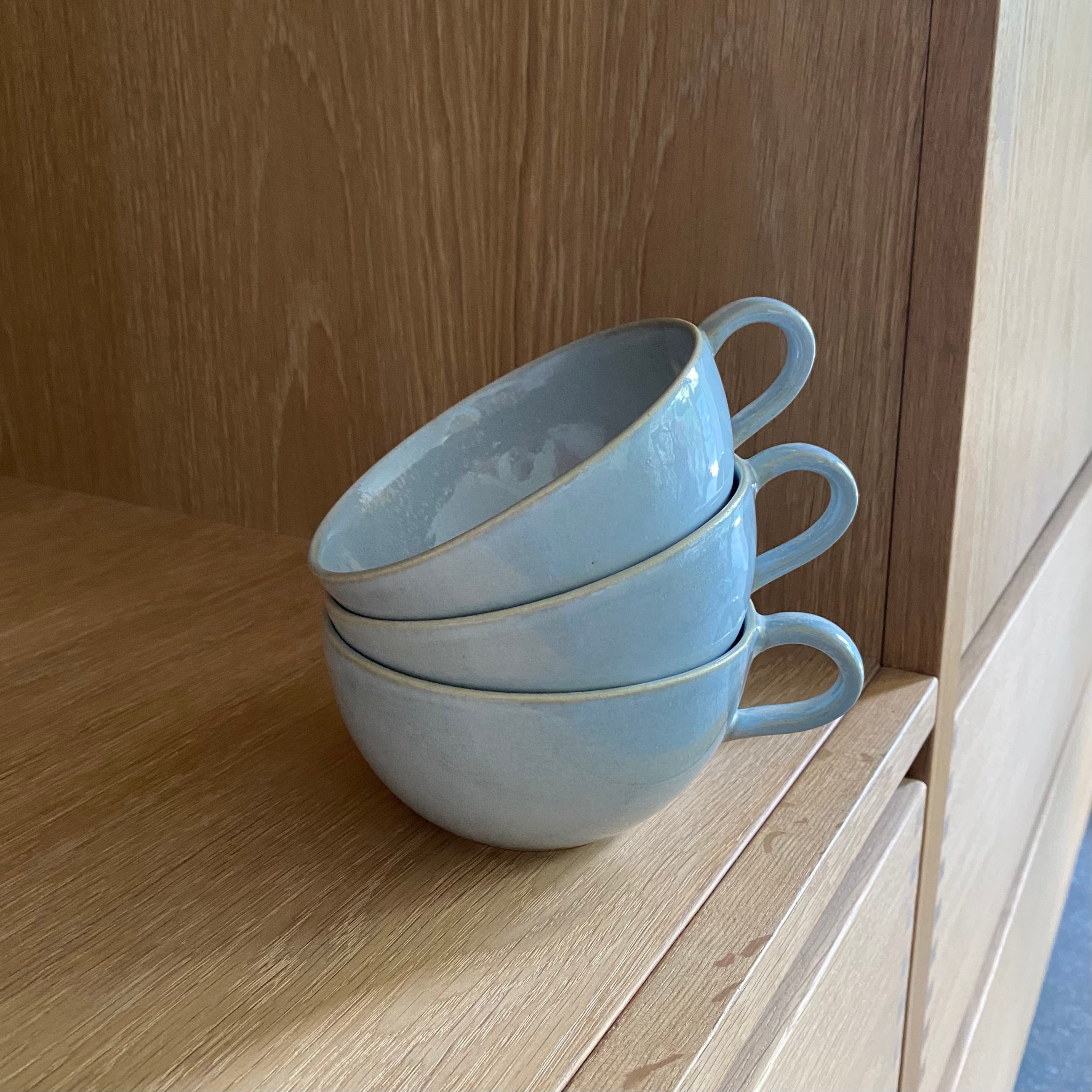 Tre tekopper Tone Sky Blue stablet – håndstøbt porcelæn i sky blue glasur fra Wauw Design