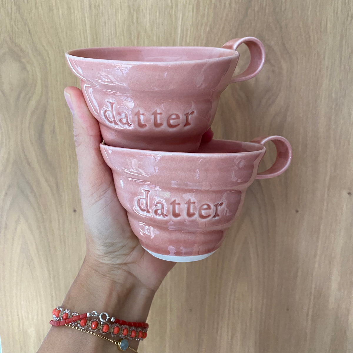 Datter kopper i rosa – to håndlavede spiralkopper i porcelæn med Datter stemplet på
